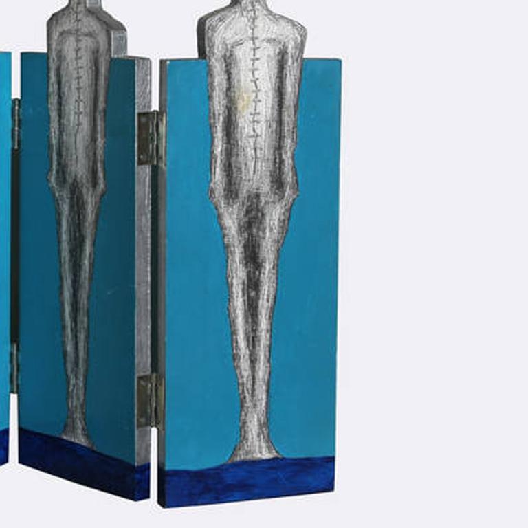 Vier surrealistische Skelettfiguren Einzigartig bemalte Mini-Faltwand (Braun), Nude Sculpture, von Unknown