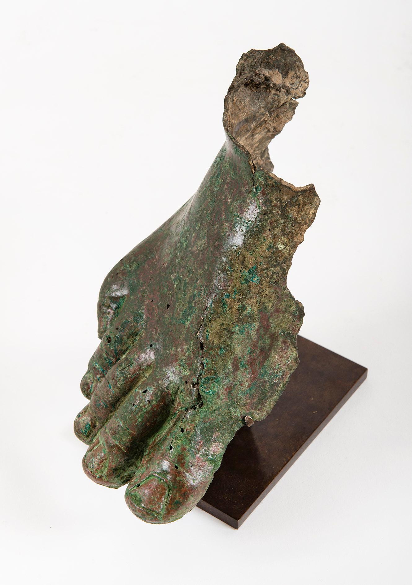   Fragment de pied droit, Période romaine, IIIe siècle ADS, sculpture, antiquités

3e siècle ADS
Bronze moulé creux

Provenance : 
Collectional de Nicolas Koutoulakis, Paris et Genève (acquise au début des années 1970)
Galerie Guenter Puhze,