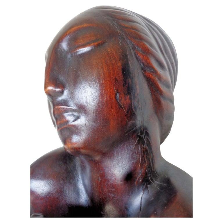 Exceptionnelle statue de femme nue en noyer massif, sculptée de façon expressive, de taille presque naturelle, reposant sur un socle à colonnes cannelées. La patine d'origine de la surface de la statue est riche et magnifiquement vieillie. Période