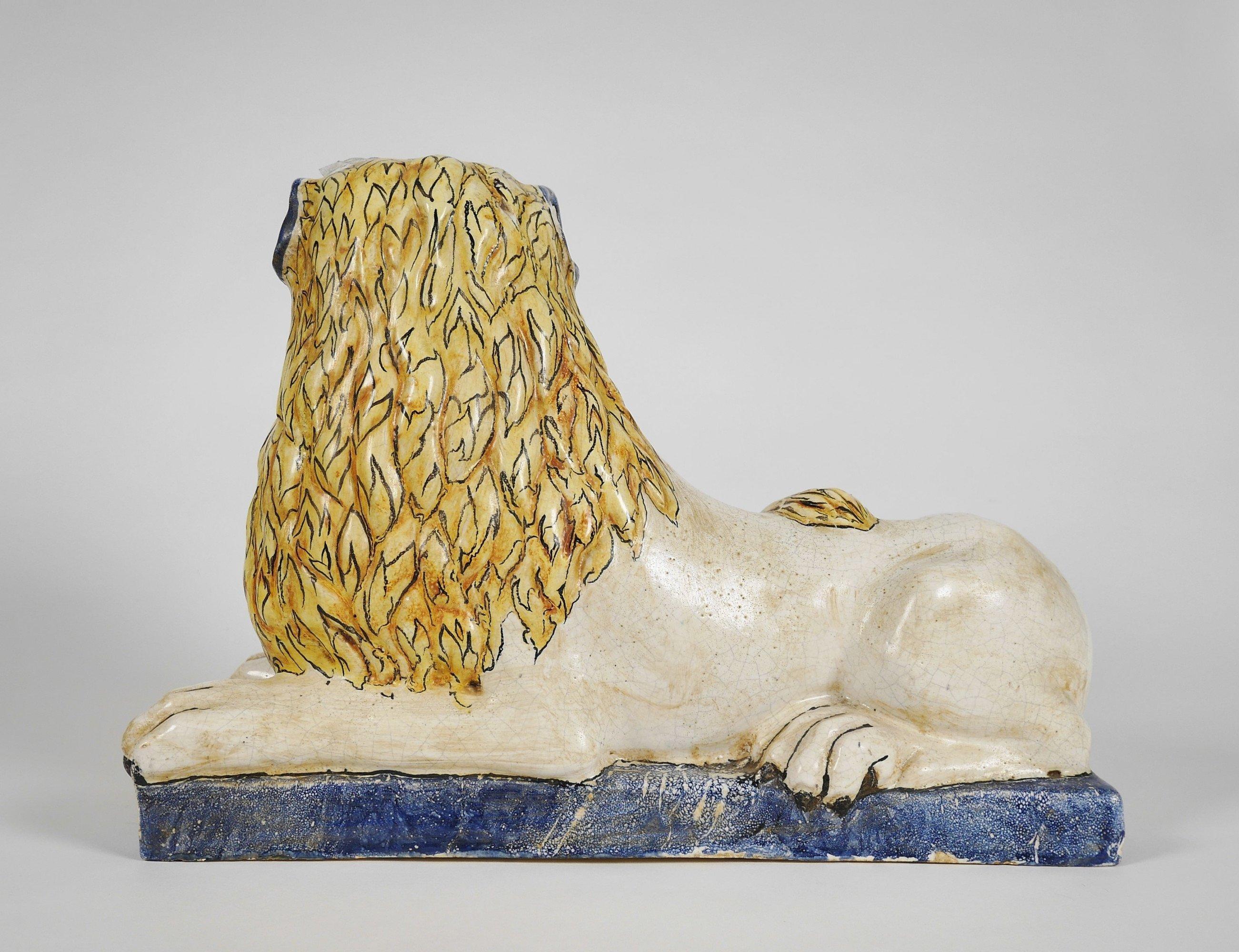 Faience francese Tuilerie Normande Mesnil de Bavent
Figura di un leone, XIX secolo
Ceramica su un basamento rettangolare
Impresso 'TN Bavent' sul lato inferiore
8 x 8 x 14 pollici

La Tuilerie Normande Mesnil de Bavent è una fabbrica di ceramiche