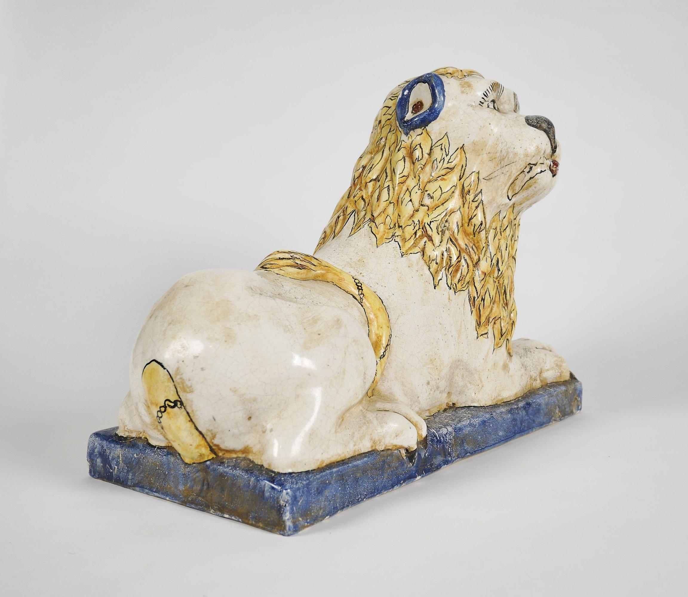 Faience francese Tuilerie Normande Mesnil de Bavent Figura in ceramica di un leone in vendita 1