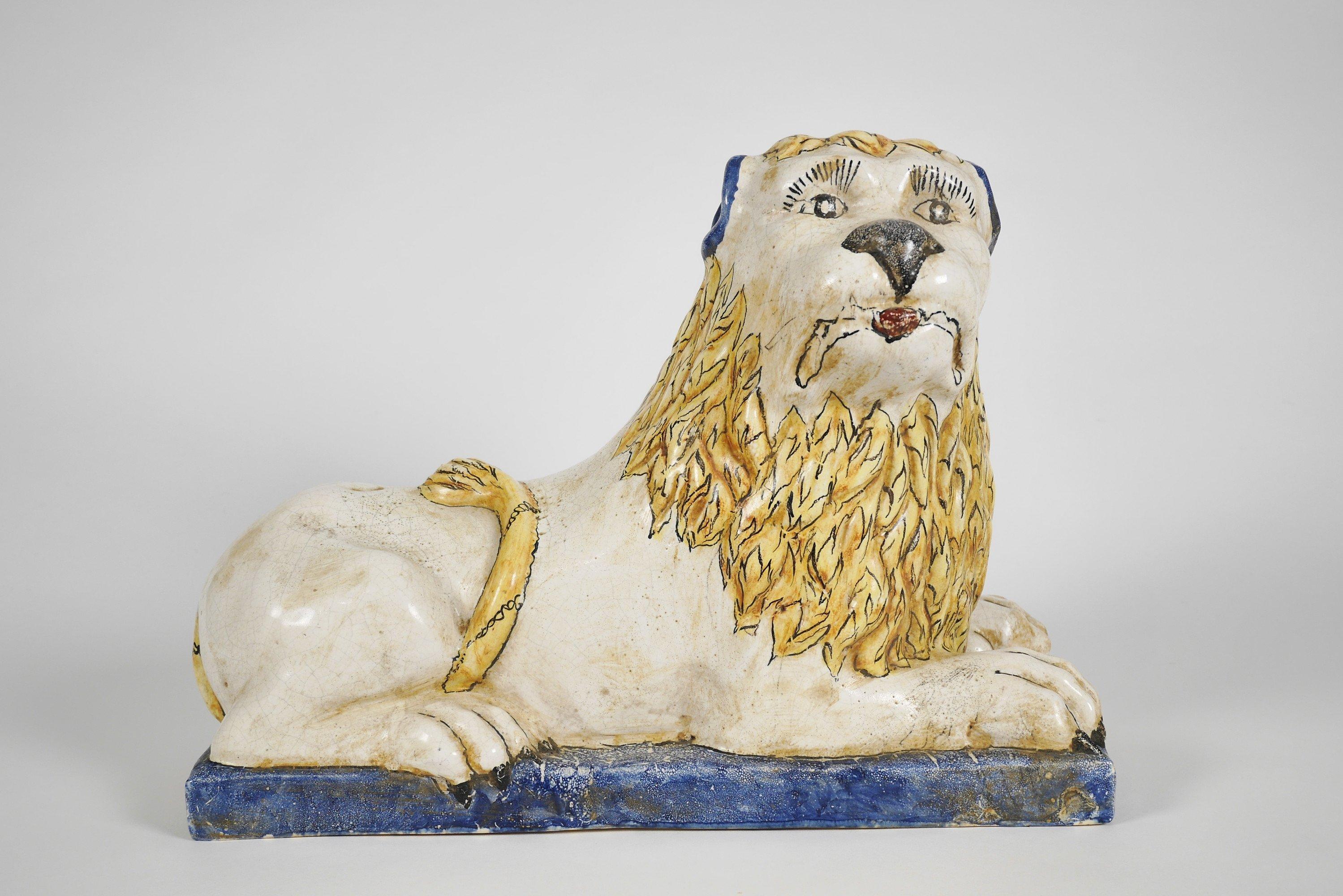 Faience francese Tuilerie Normande Mesnil de Bavent Figura in ceramica di un leone in vendita 4