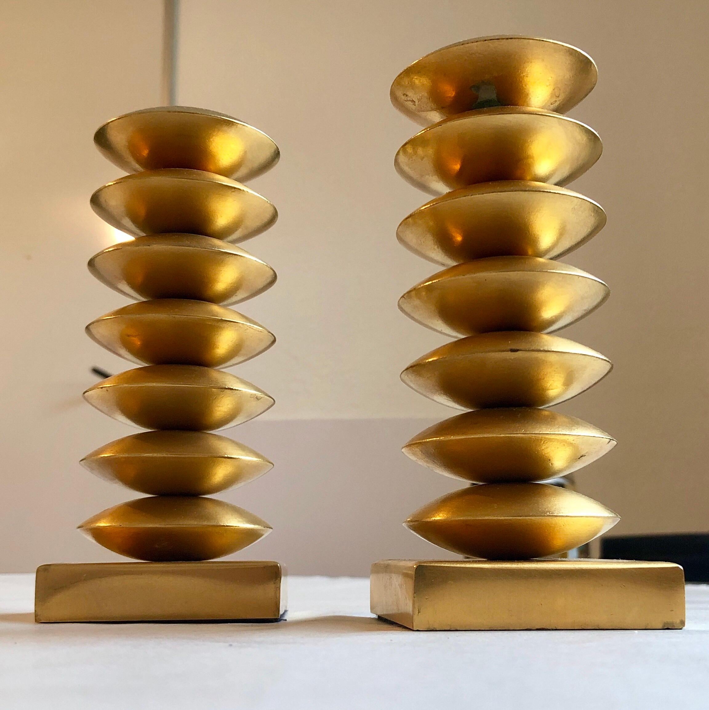 Paire de bougeoirs postmodernes de l'ère spatiale Spoutnik en or doré français - Postmoderne Sculpture par Unknown