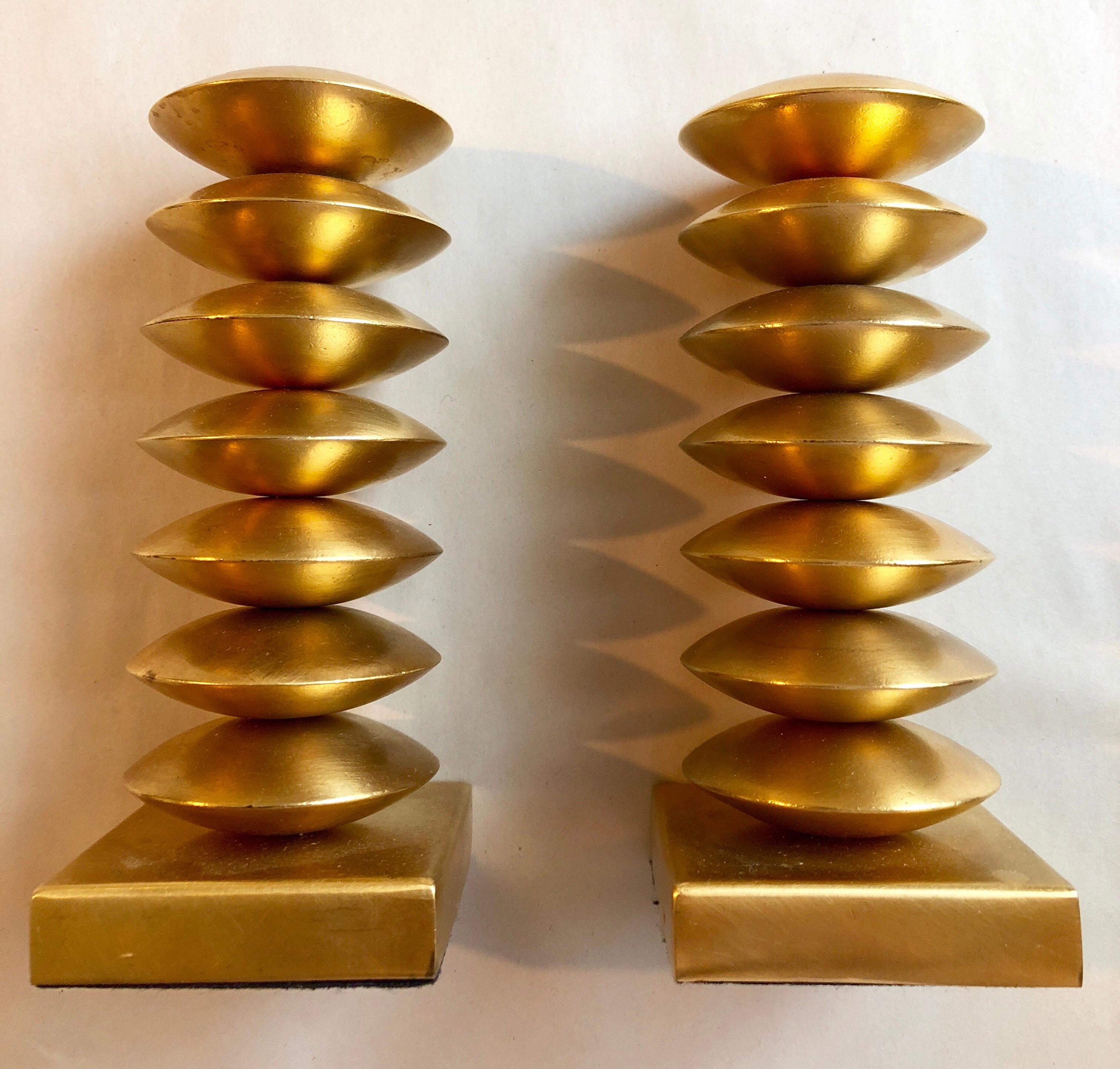 Elégants bougeoirs en métal au design doré, circa 1980, France. Signé de façon illisible sur le feutre inférieur. Il semble qu'il s'agisse d'Elizabeth et ensuite d'autre chose mais ce n'est pas clair. Ces bougeoirs sont peut-être conçus par Garouste