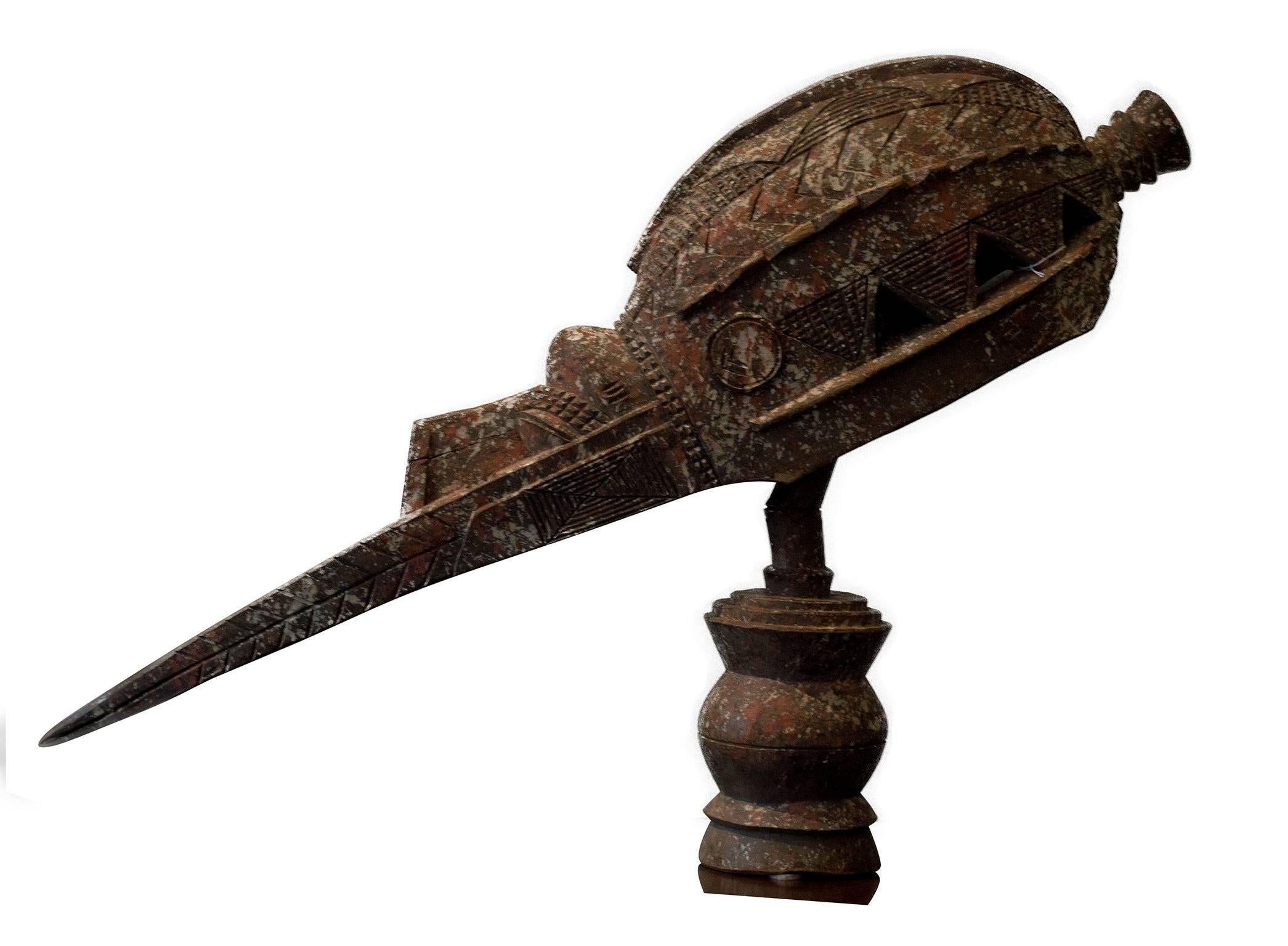 "Uccello della Guinea francese Baga Machole", legno intagliato e dipinto, creato nel 1980 circa. - Sculpture di Unknown