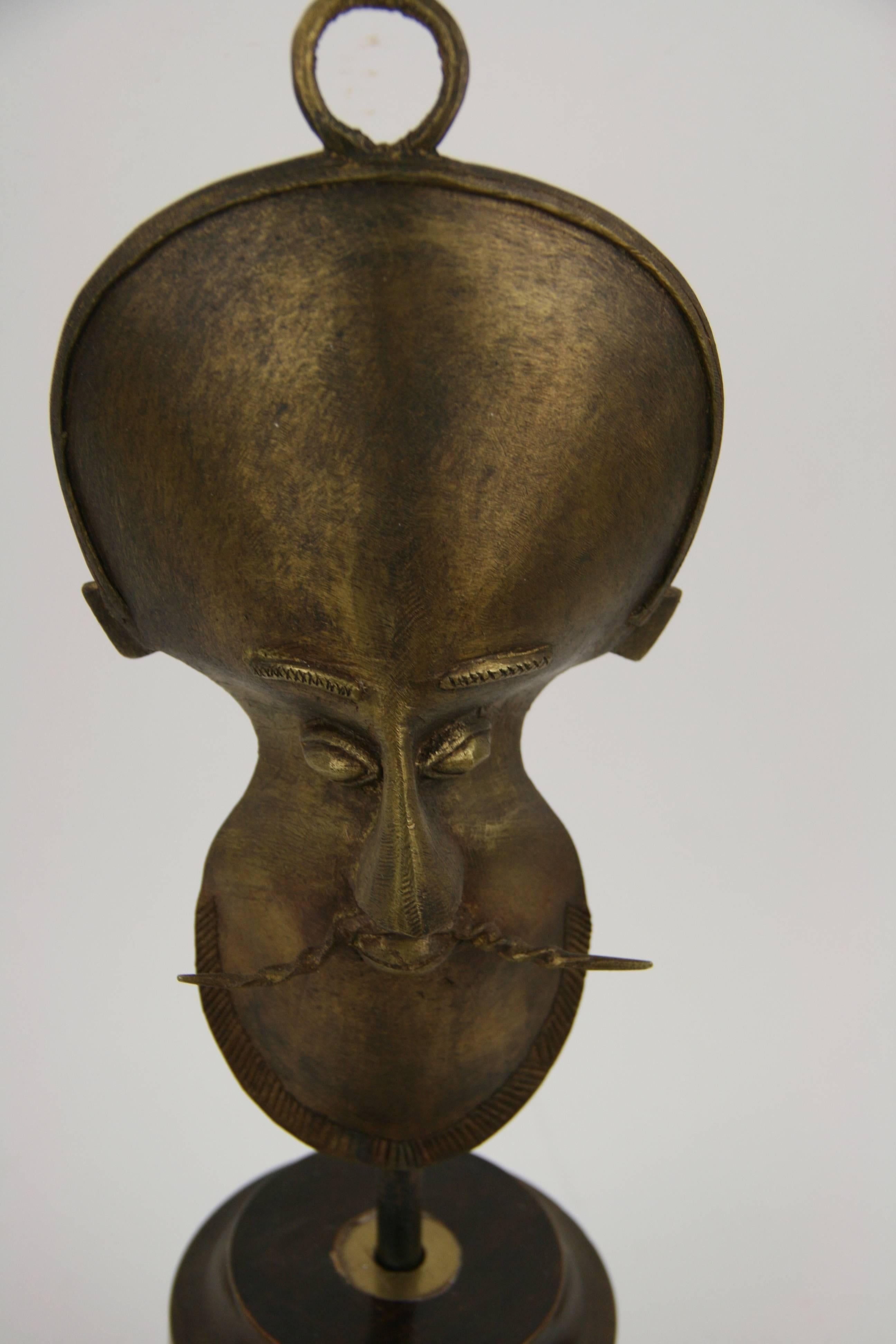 Escultura Figural Abstracta Modernista Francesa de Bronce sobre Base de Madera de Caoba en venta 1