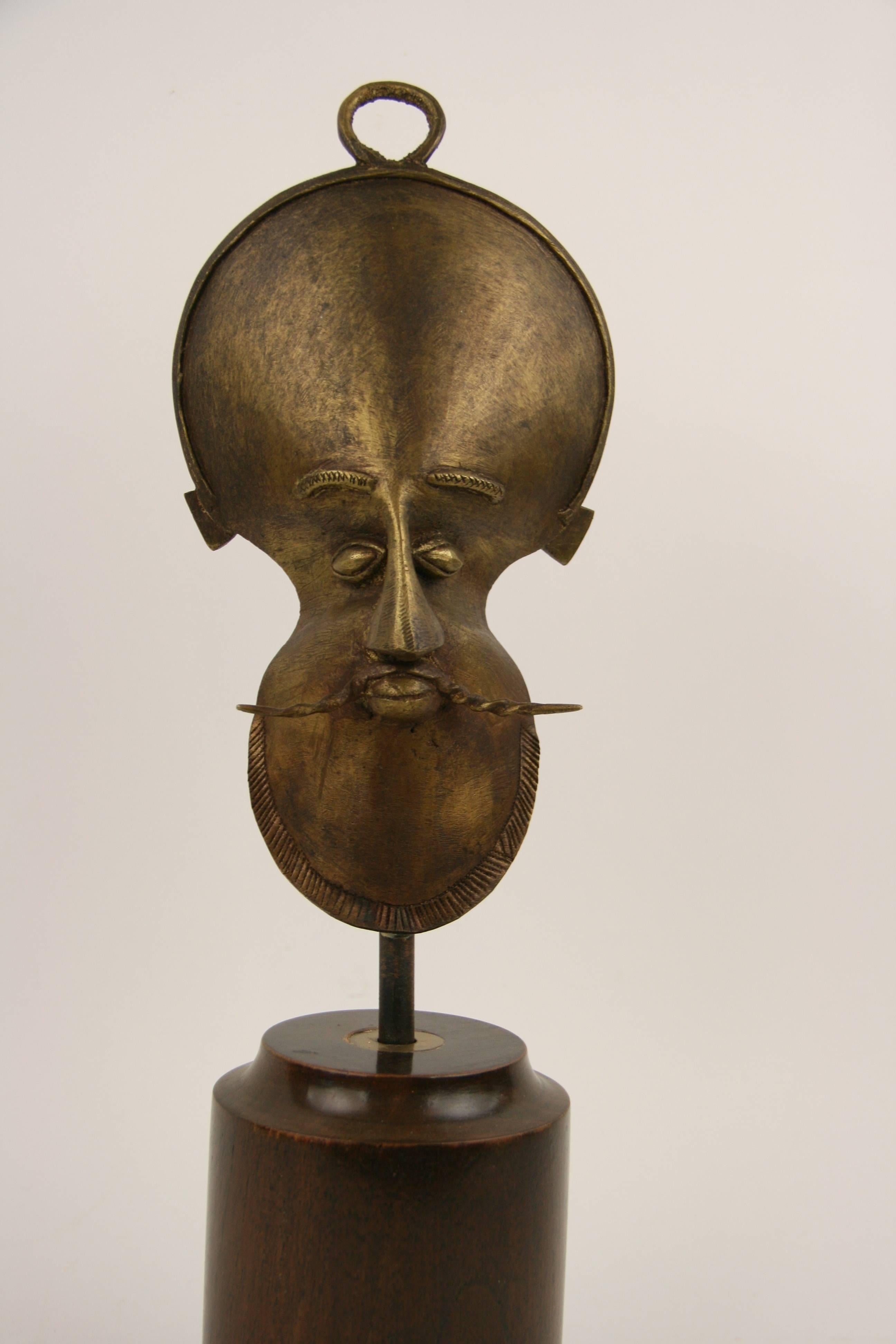 Escultura Figural Abstracta Modernista Francesa de Bronce sobre Base de Madera de Caoba en venta 2