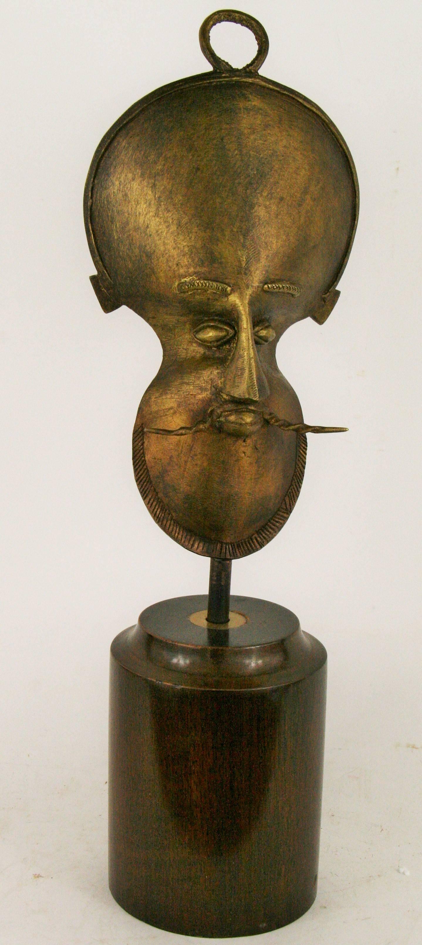 Abstract Sculpture de Unknown - Escultura Figural Abstracta Modernista Francesa de Bronce sobre Base de Madera de Caoba