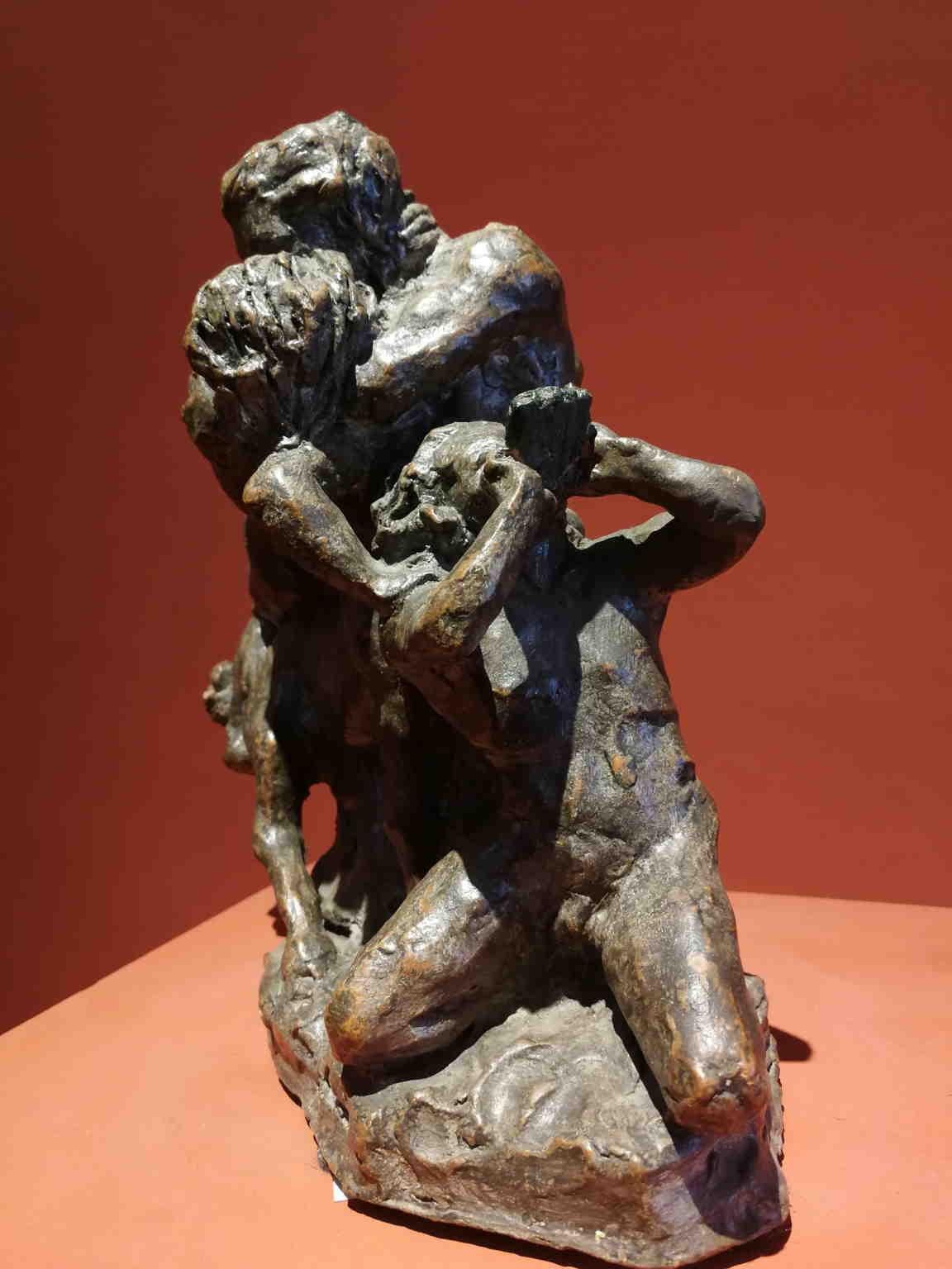 Französische mythologische Kiss-Terrakotta-Statue aus dem 19. Jahrhundert  (Braun), Figurative Sculpture, von Unknown
