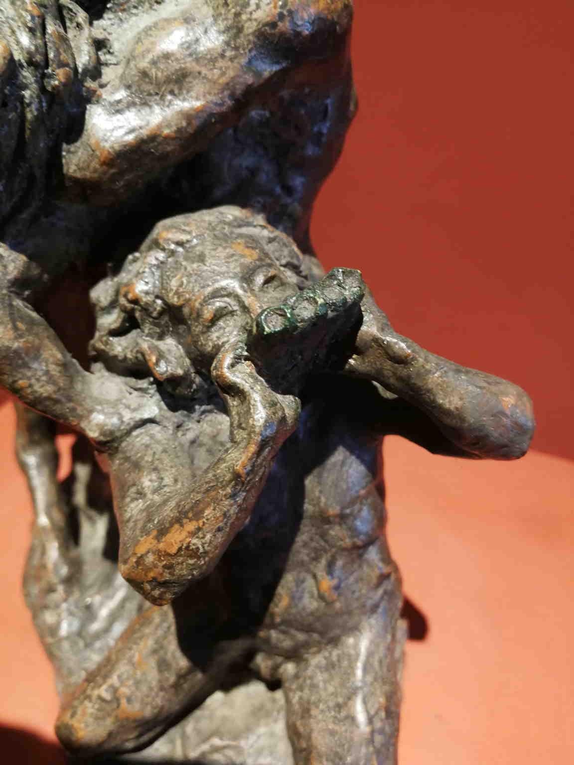 Diese Terrakotta stellt eine mythologische Szene dar, in der ein Zentaur eine Dame leidenschaftlich küsst, während ein Mann auf der Panflöte spielt. Auf der Rückseite blickt ein Satyr, erkennbar an den kleinen Hörnern und der runden Nase, zu den