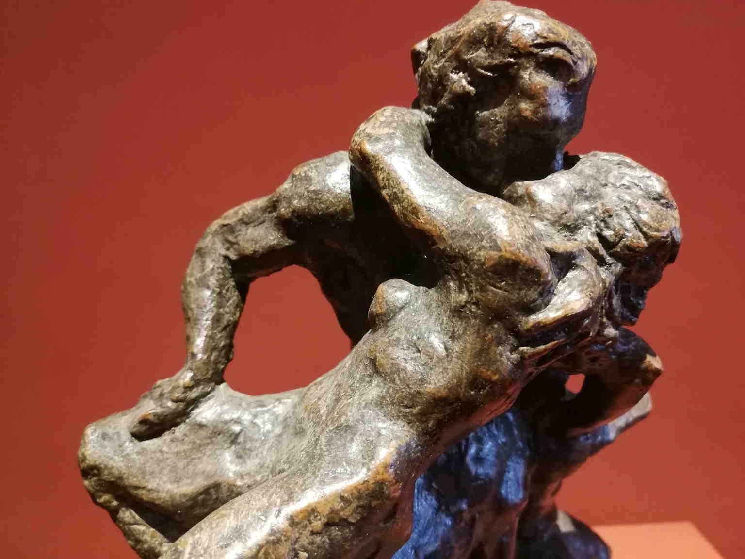 Unknown Figurative Sculpture – Französische mythologische Kiss-Terrakotta-Statue aus dem 19. Jahrhundert 