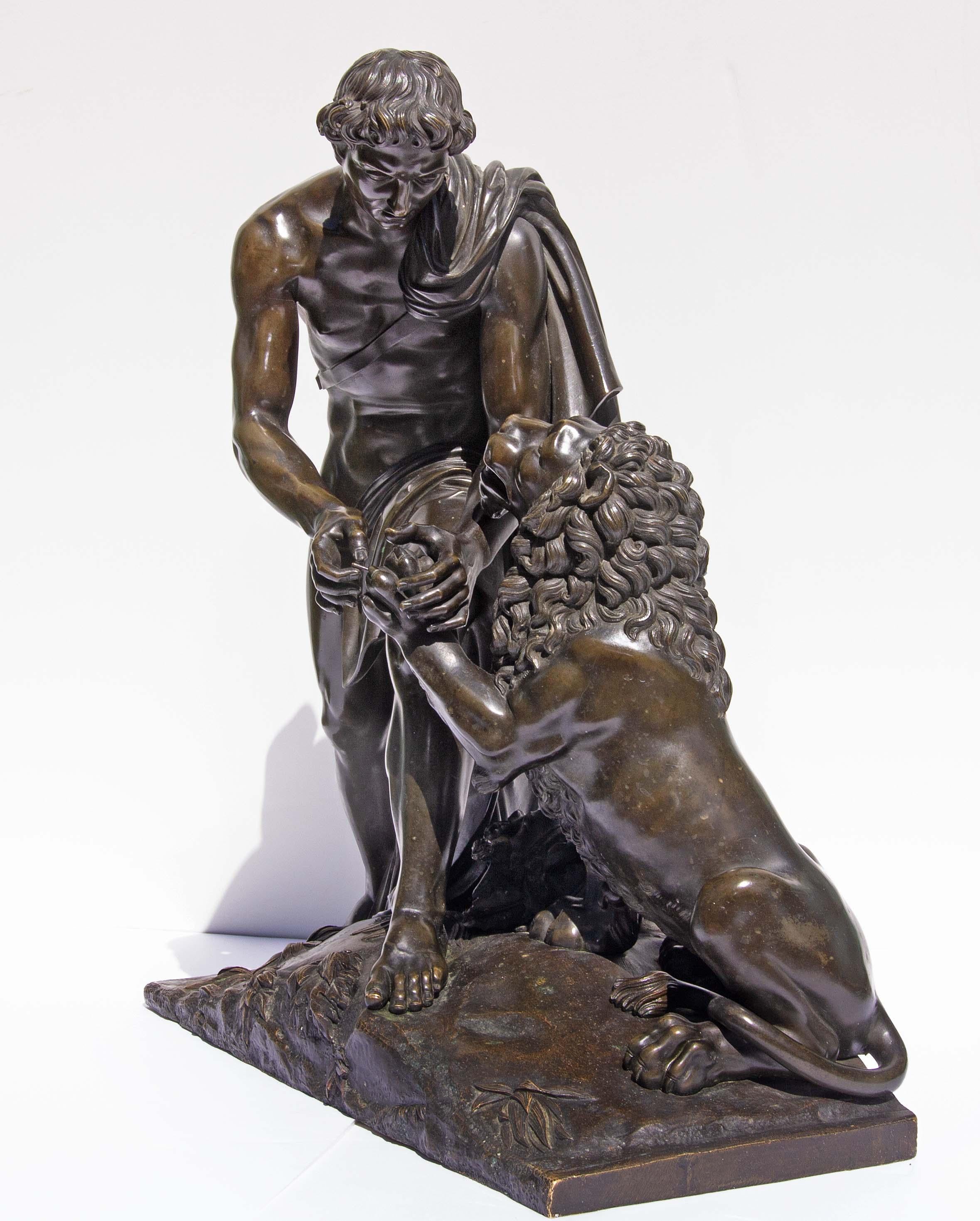Grande scultura neoclassica francese raffigurante Androcles e il Leone. Qualità eccezionale della fusione e della patina. Metà del XIX secolo.
Lo schiavo fuggitivo Androcles divenne amico di un leone ferito, perché gli tolse una spina dalla zampa.