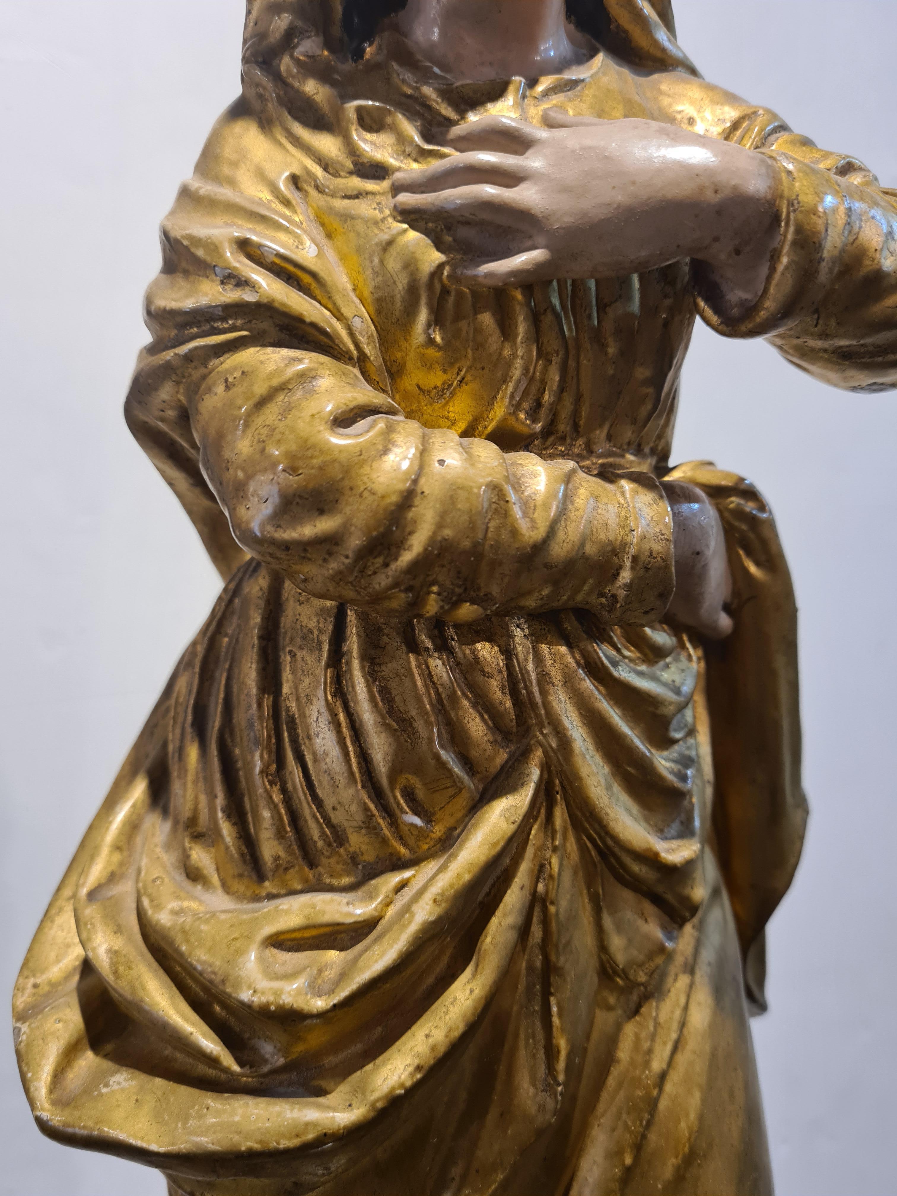 Estatua francesa policromada y dorada de la Virgen María - Sculpture Renacimiento de Unknown