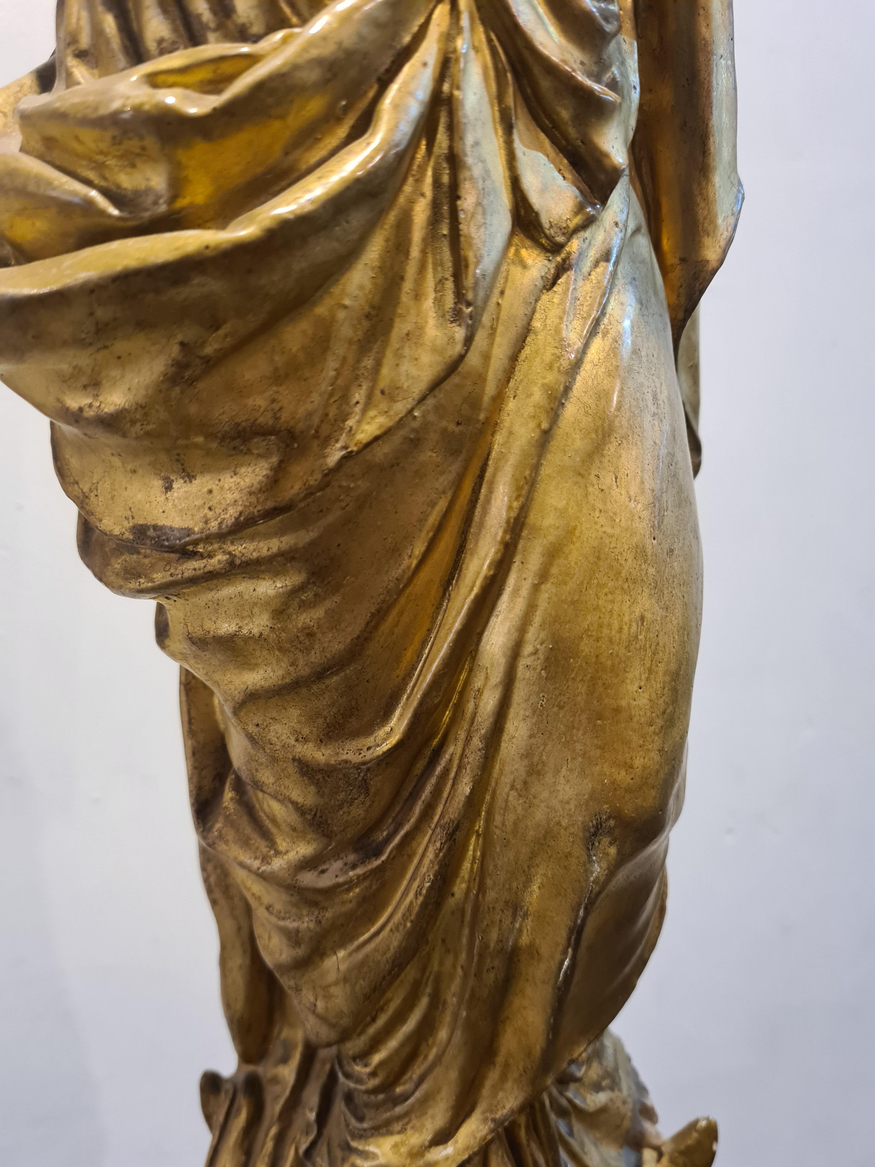 Estatua francesa policromada y dorada de la Virgen María - Figurative Sculpture Oro de Unknown