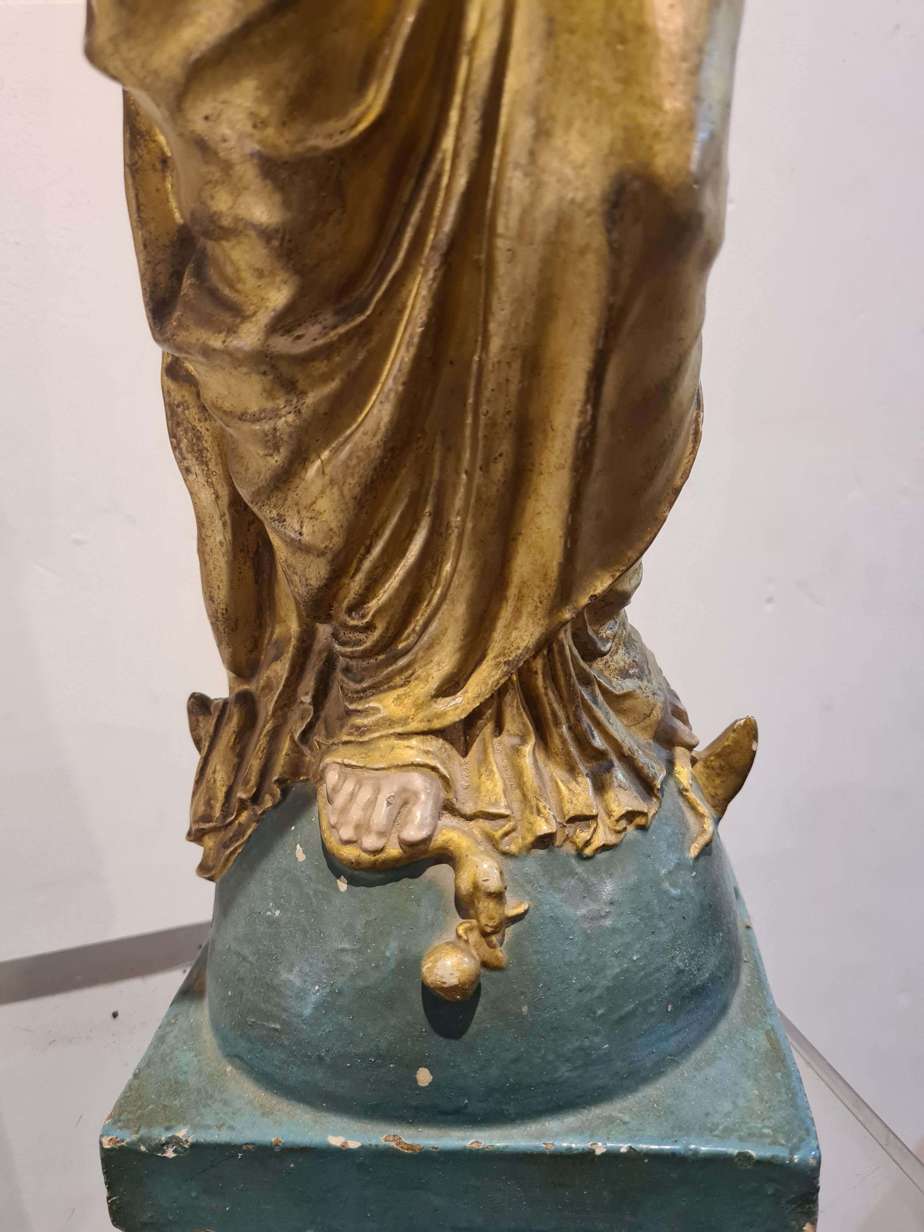 Estatua de escayola policromada y dorada de la Bienaventurada Virgen María. La calidad del dorado original y el tratamiento de los pliegues de la ropa son excepcionales.

Una estatua maravillosa tanto por su mérito artístico como por su significado