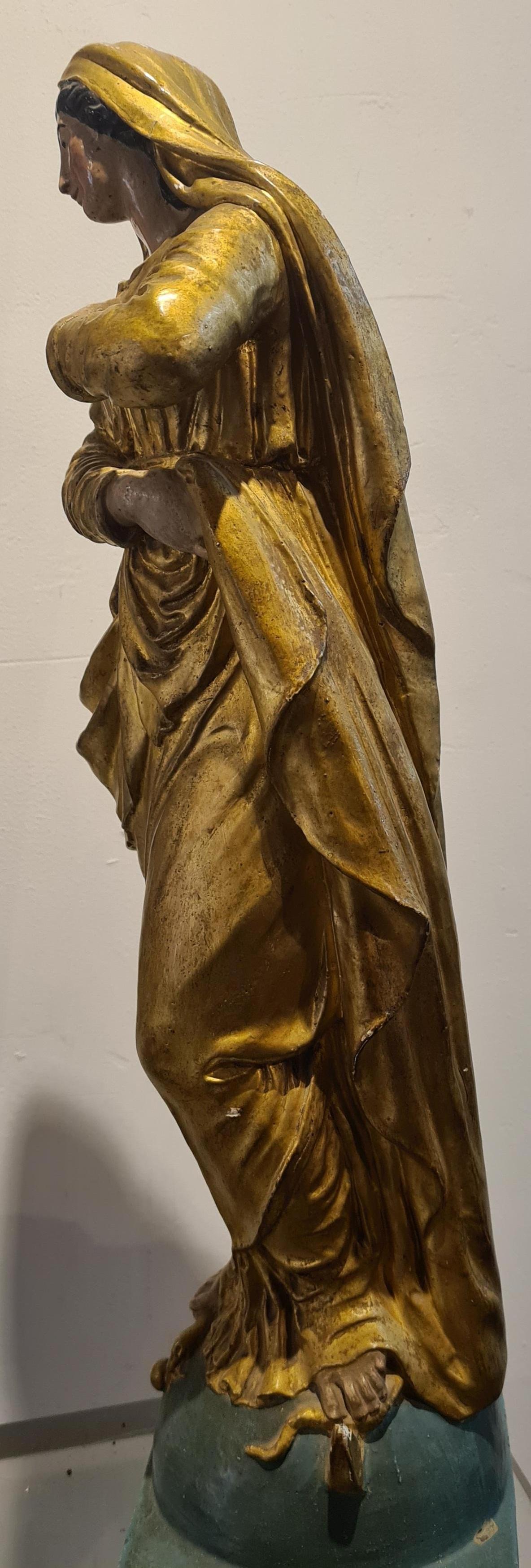 Estatua francesa policromada y dorada de la Virgen María en venta 1