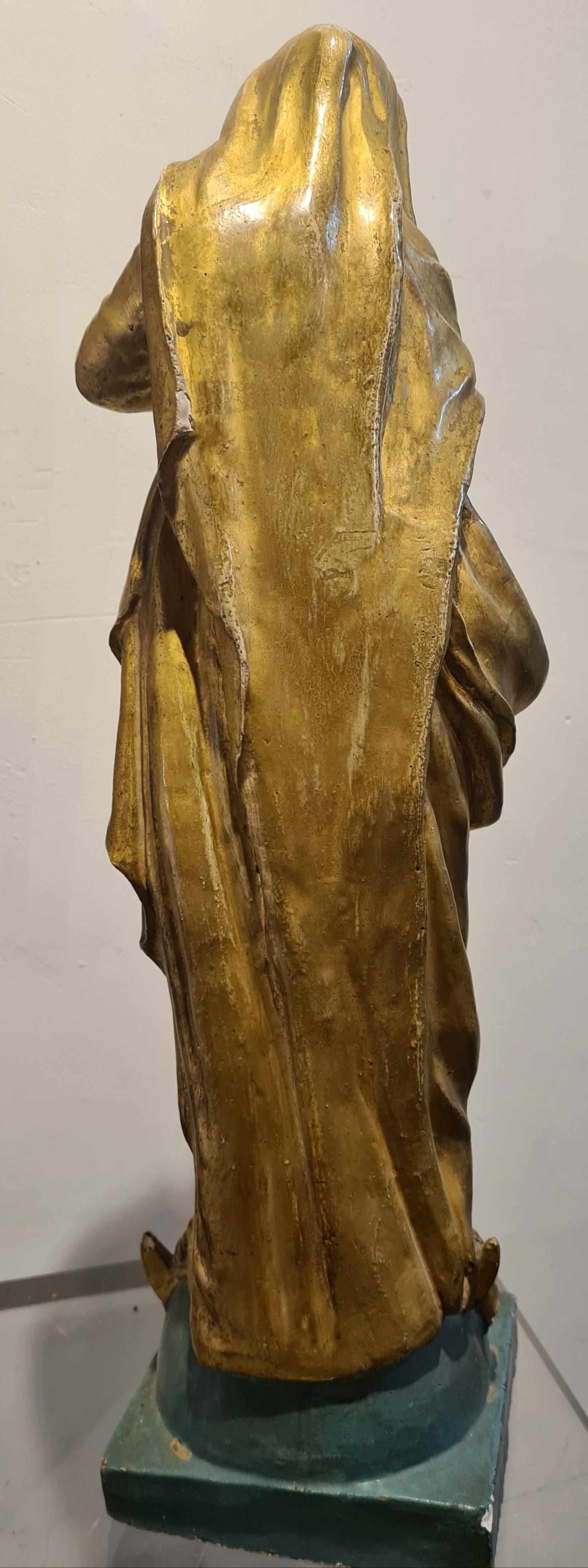 Estatua francesa policromada y dorada de la Virgen María en venta 2