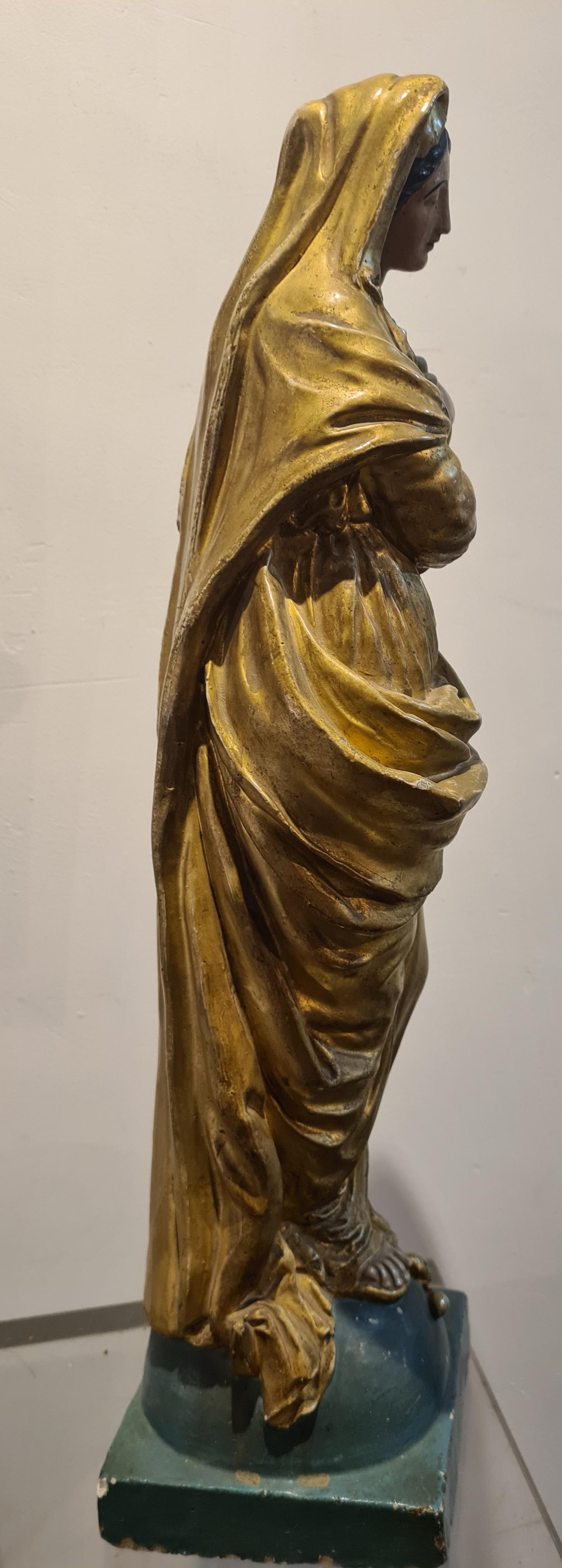 Estatua francesa policromada y dorada de la Virgen María en venta 3