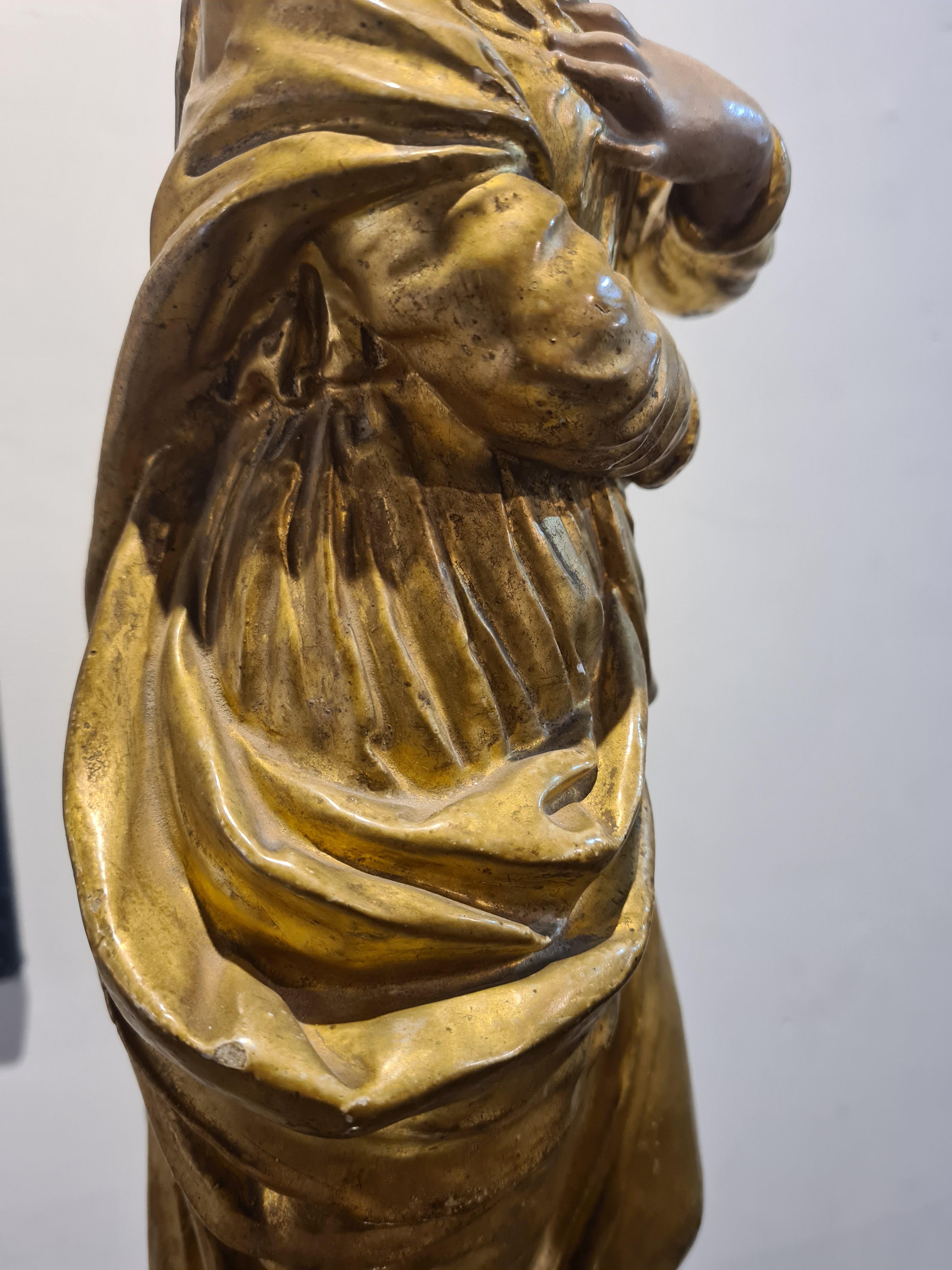 Estatua francesa policromada y dorada de la Virgen María en venta 4