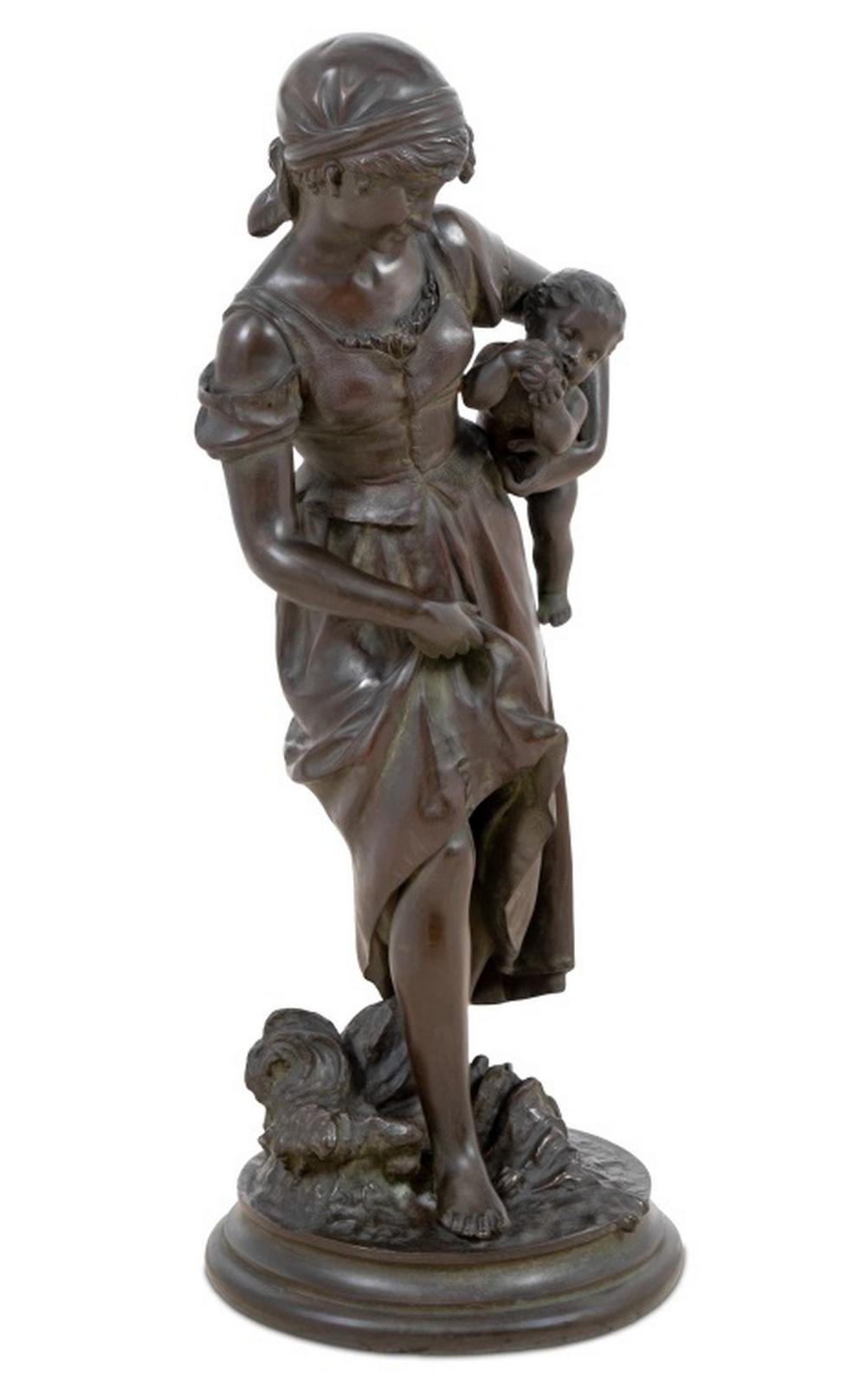 Sculpture en bronze « Mère et enfant » de l'école française - Or Figurative Sculpture par Unknown