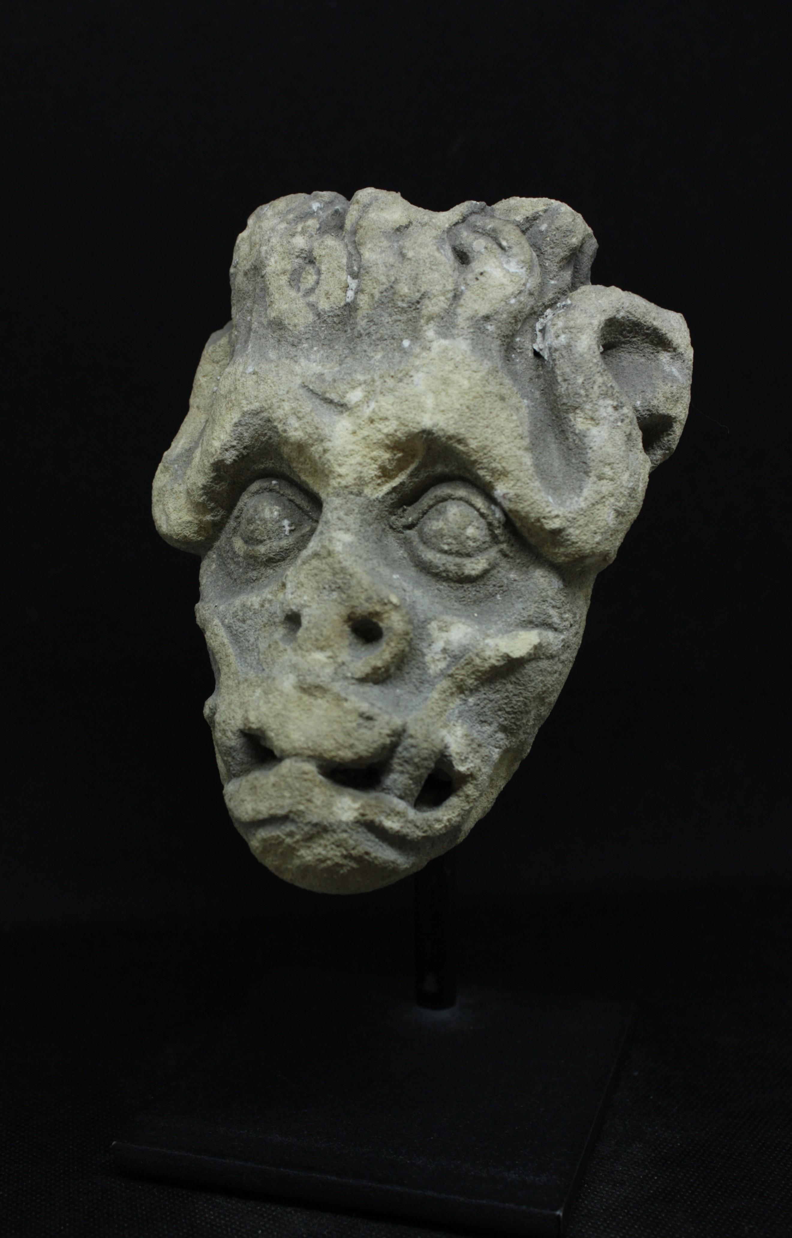 Affascinante gargouille (o gargoyle) in pietra calcarea, proveniente dalla regione di Avignone, Francia, risalente al XIV secolo. Un pezzo raro e suggestivo, scolpito a mano, che incarna perfettamente l'estetica gotica medievale. Originariamente