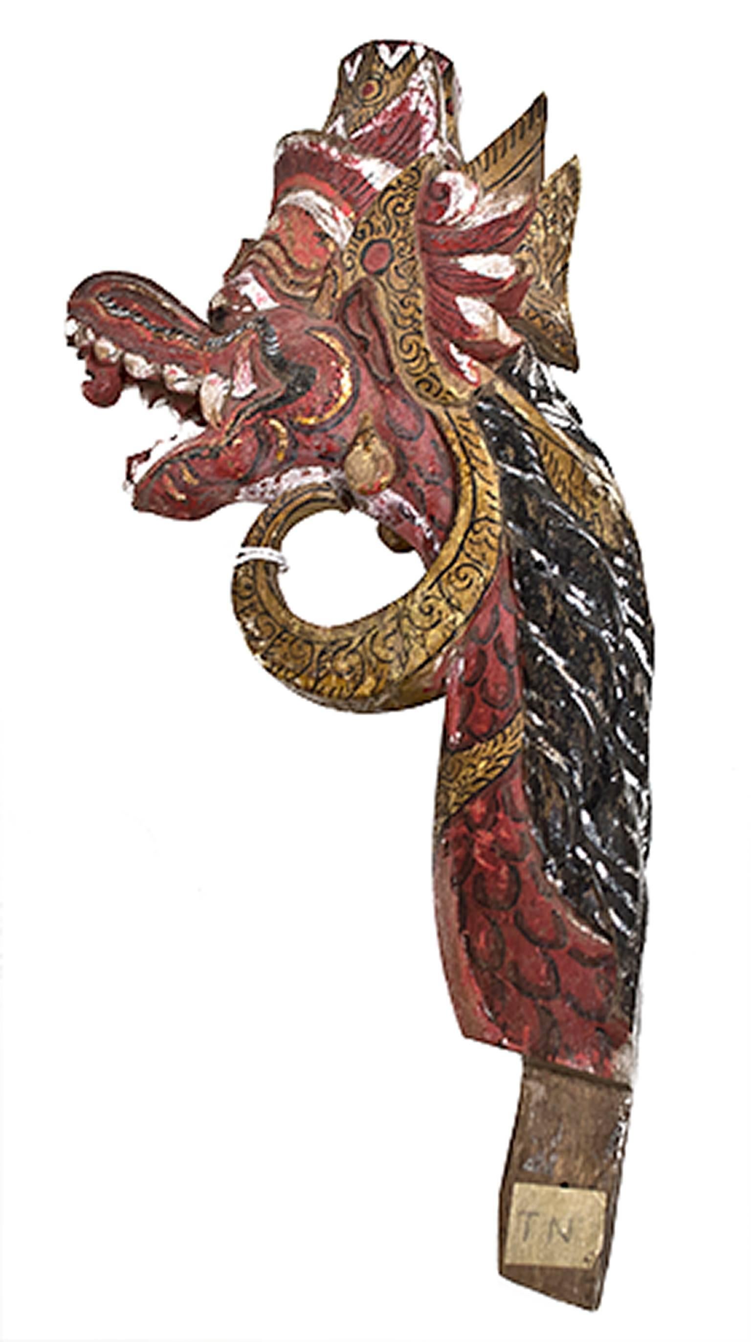 "Garuda - Finial", bois indonésien sculpté et peint à la main, créé au 19e siècle  - Sculpture de Unknown