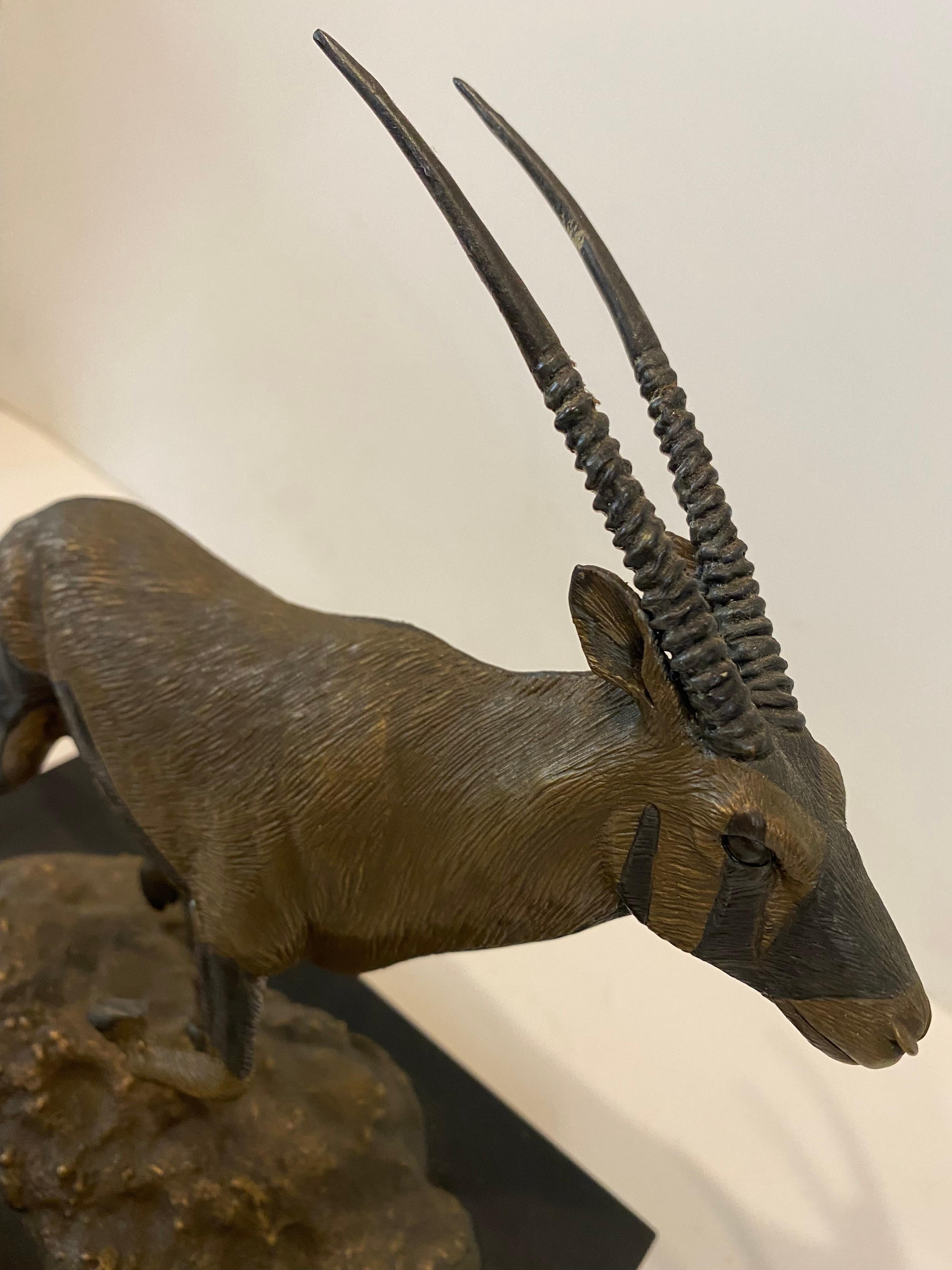  Edelsteine Gemsbok Afrikanische Läufer Antilope Bronze Signiert von Madleine Kay (Gold), Figurative Sculpture, von Unknown