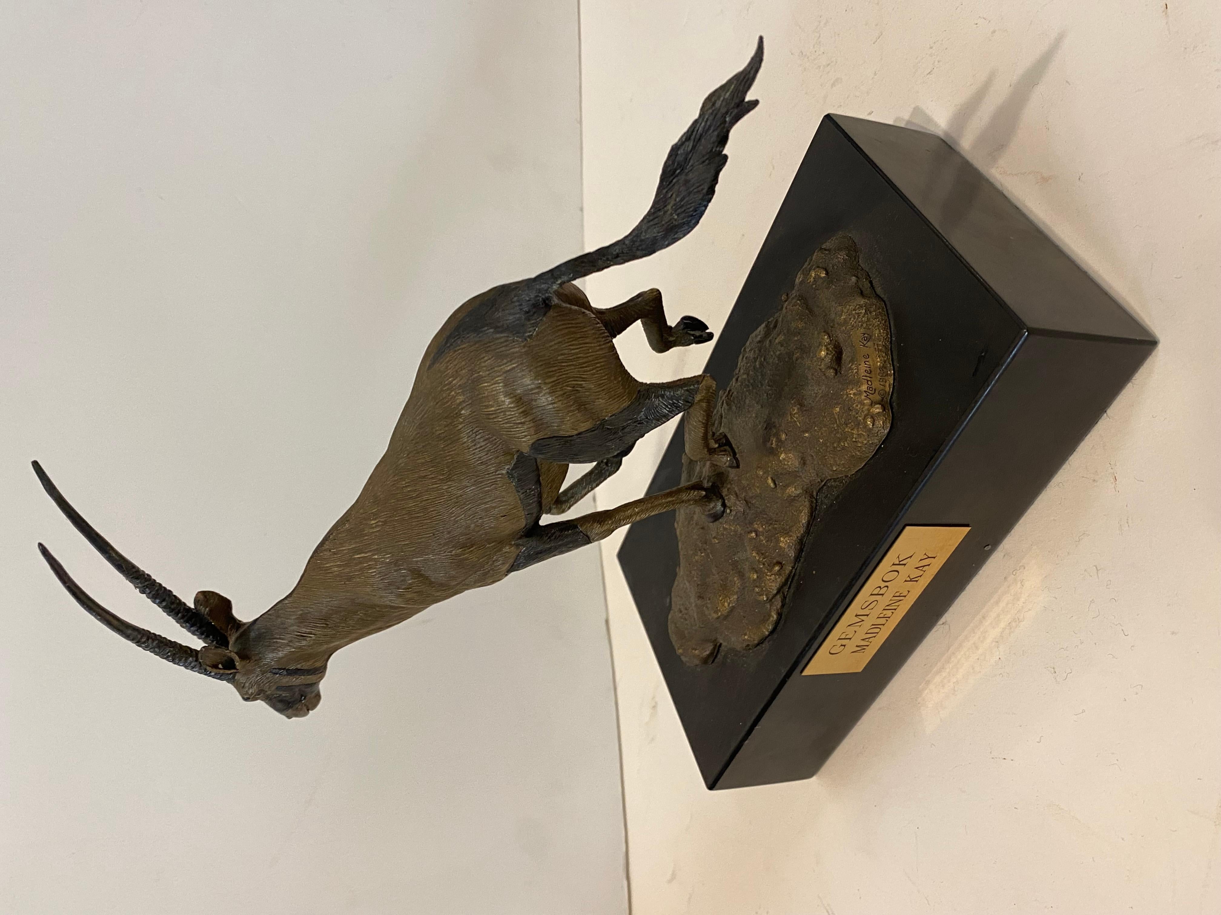 Antílope africano corredor Gemsbok de los años 80 Estatua original de bronce dorado firmada por Madleine Kay

Así que pieza artística de trabajo para la estatua de tamaño medio de todo el cuerpo del antílope De pie sobre uno de sus pies la forma de
