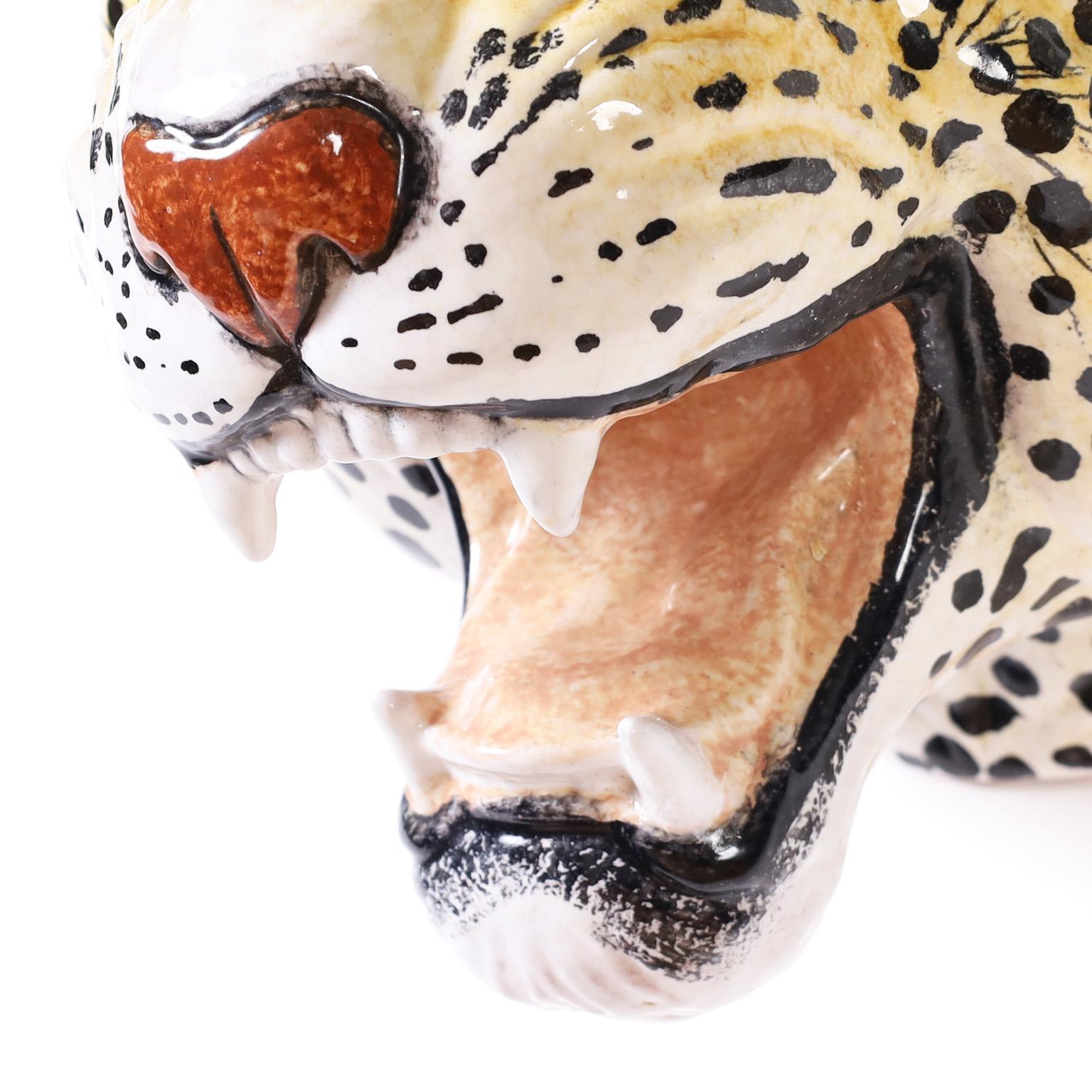 Glasierte Terrakotta große Katze skulpturale Wandhalterung im Angebot 1