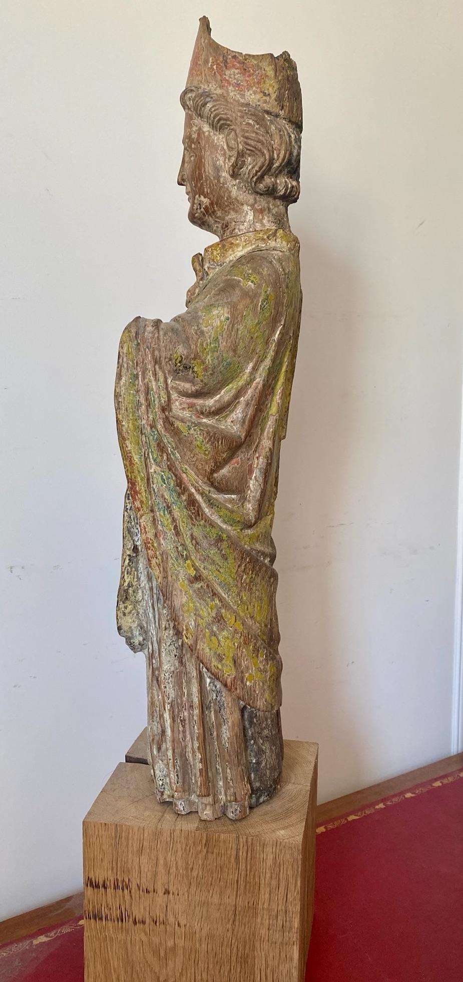 Escultura gótica cristiana medieval: joven obispo sonriente talla primitiva Francia - Sculpture Gótico de Unknown