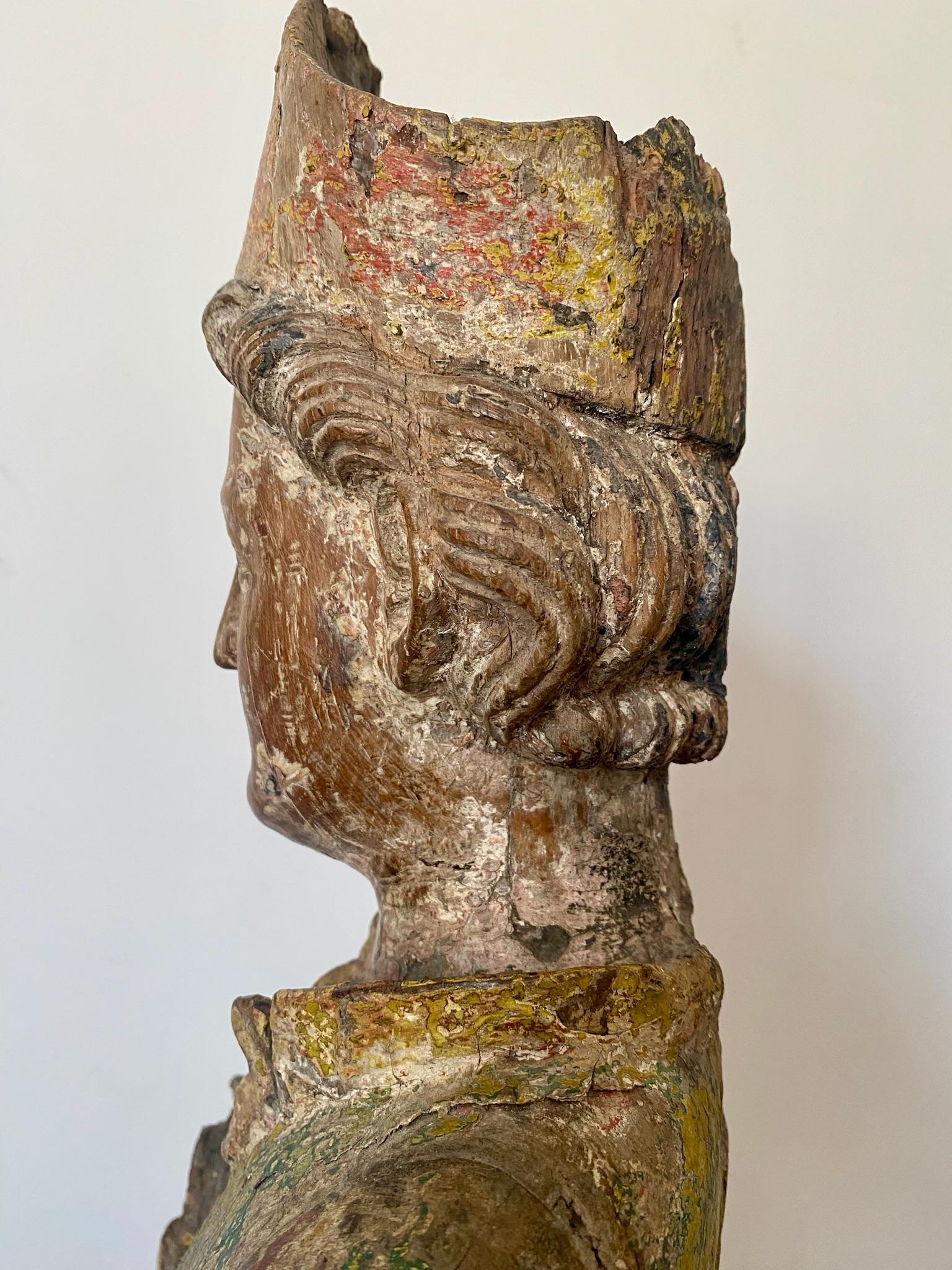 Este obispo del siglo XV -esculpido hacia 1460 d.C.-.  tiene una sonrisa en los labios y una presencia benévola. An He es también una especie de Adonis; se tiende a olvidar que, en la Iglesia medieval, incluso los miembros del alto clero solían