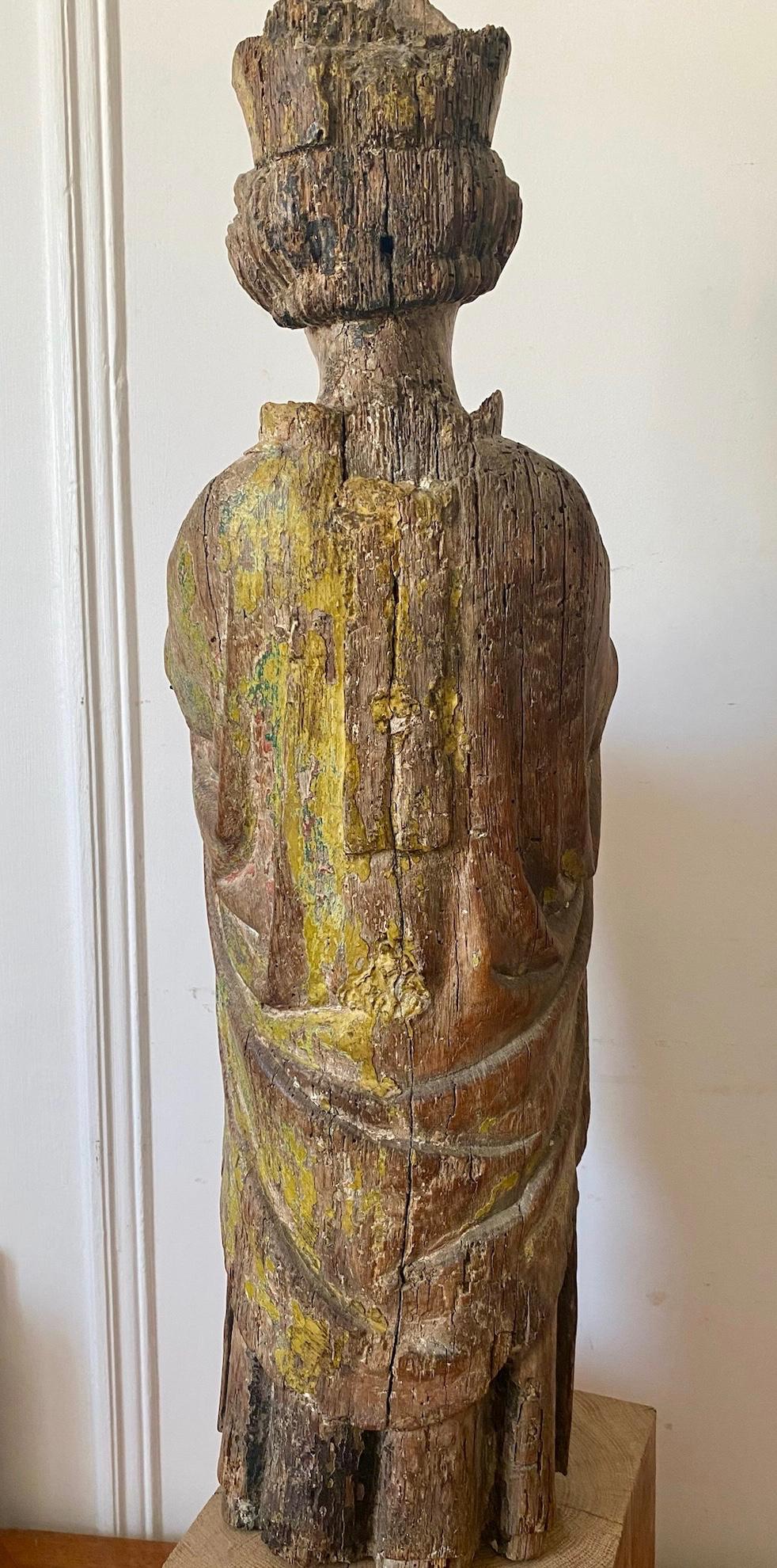 Escultura gótica cristiana medieval: joven obispo sonriente talla primitiva Francia en venta 1