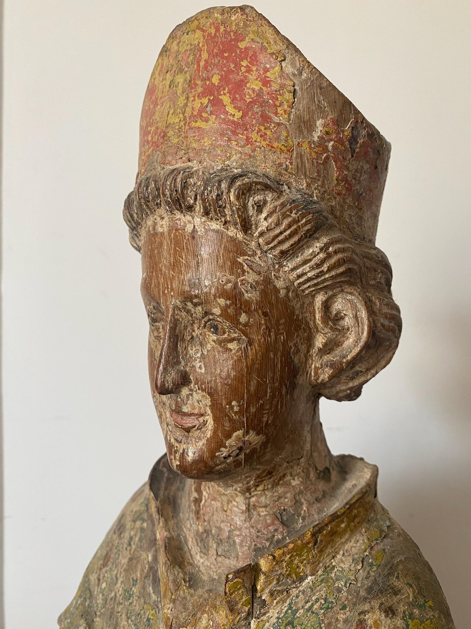 Escultura gótica cristiana medieval: joven obispo sonriente talla primitiva Francia en venta 2