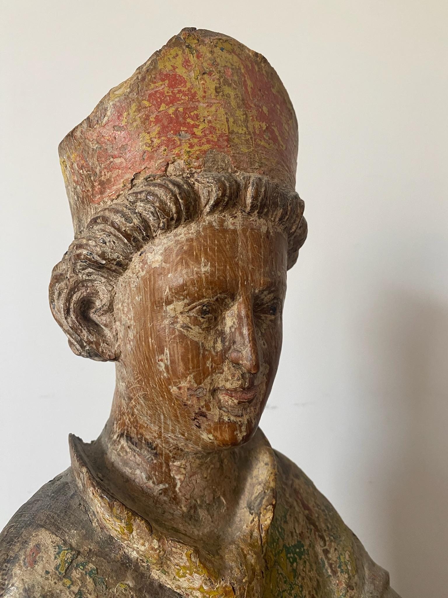 Escultura gótica cristiana medieval: joven obispo sonriente talla primitiva Francia en venta 3