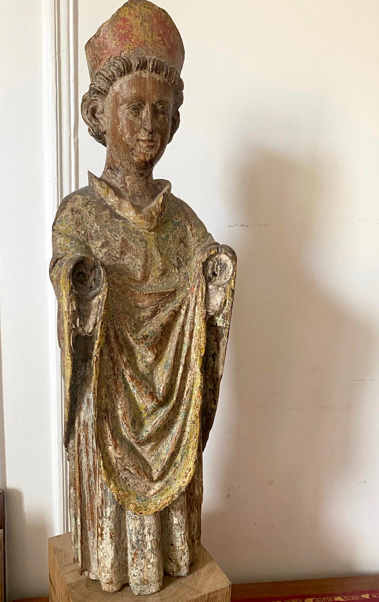 Escultura gótica cristiana medieval: joven obispo sonriente talla primitiva Francia en venta 4