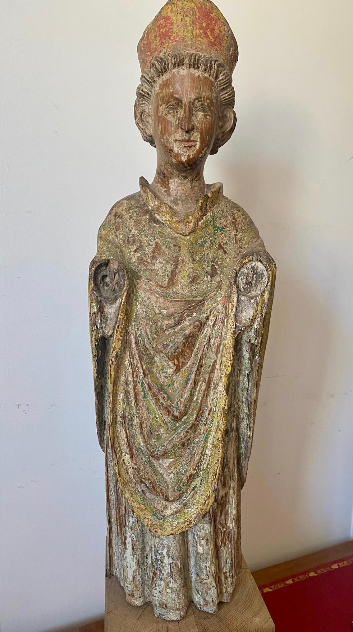 Escultura gótica cristiana medieval: joven obispo sonriente talla primitiva Francia en venta 5