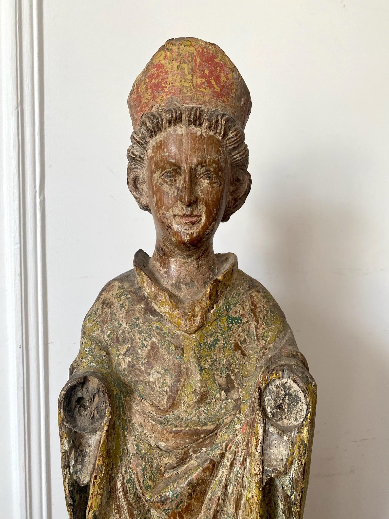 Escultura gótica cristiana medieval: joven obispo sonriente talla primitiva Francia en venta 6