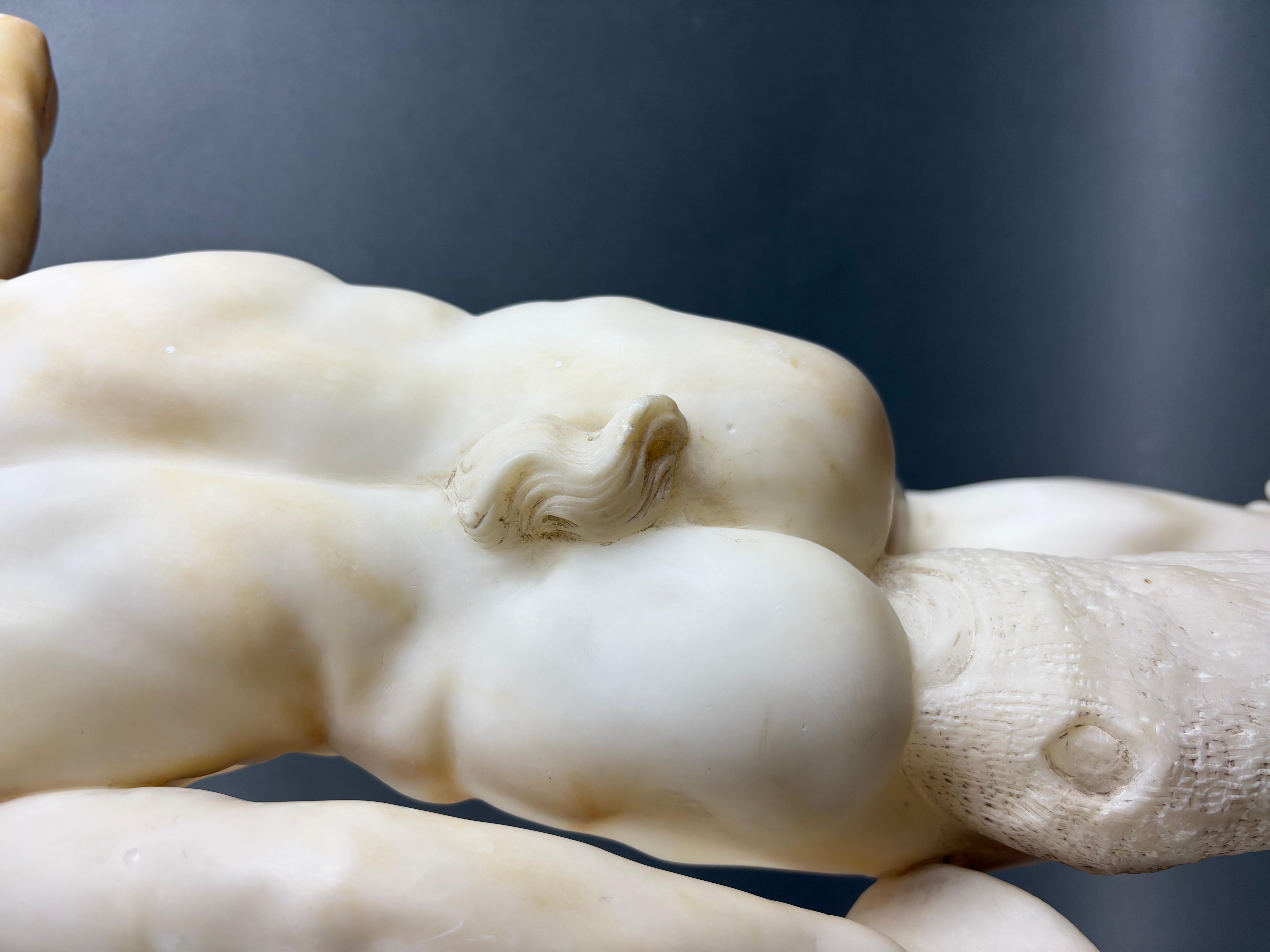 Grande Scultura in Alabastro  Satiro con Cimbali  Bottega Volterrana XIX secolo in vendita 8