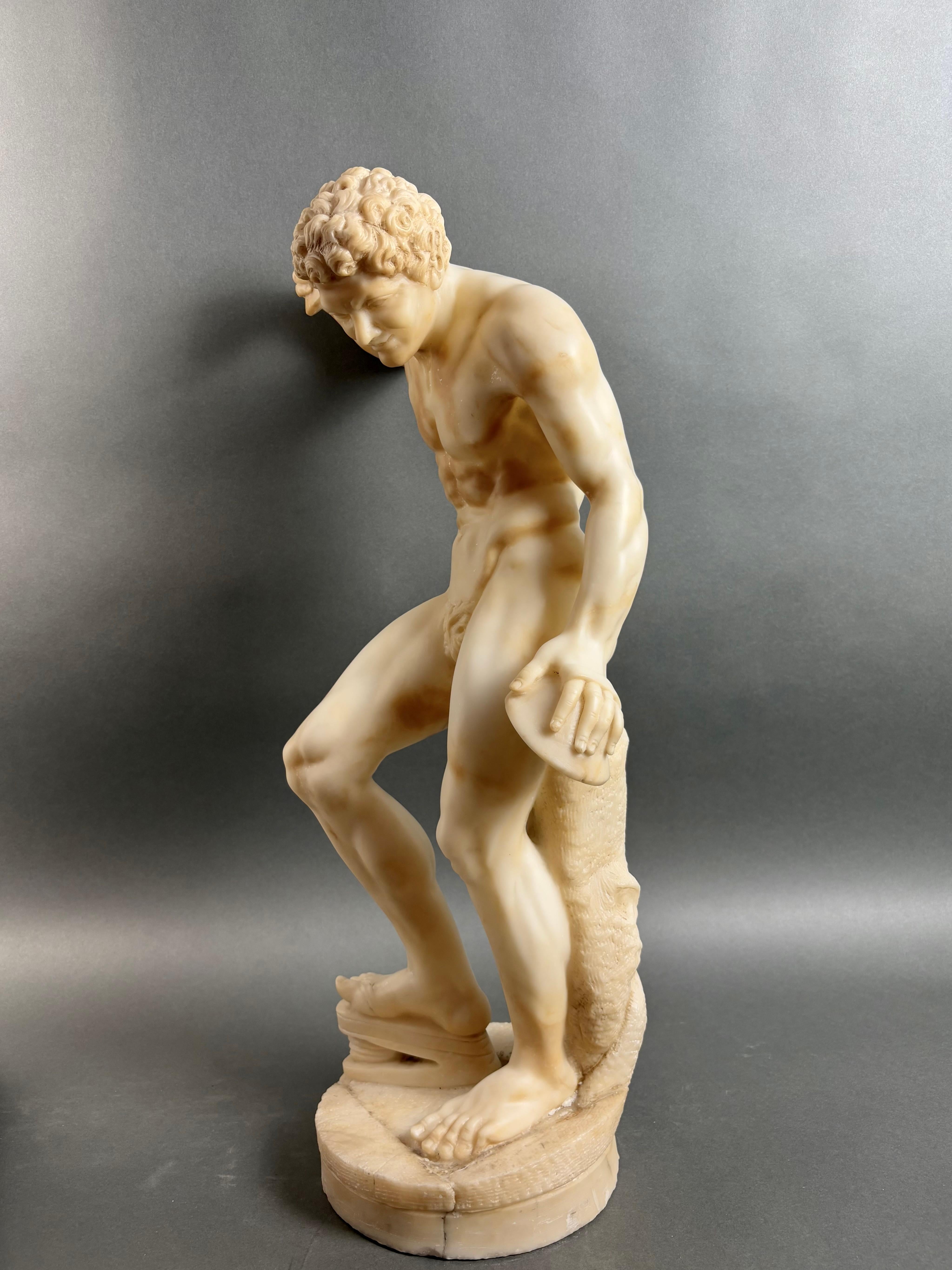 Grande scultura in alabastro  raffigurante il Satiro con i cimbali, bottega volterrana del 19 secolo.  

Il satiro con cimbali è una scultura romana in marmo conservata al museo degli Uffizi di Firenze. La scultura raffigura un satiro colto in un
