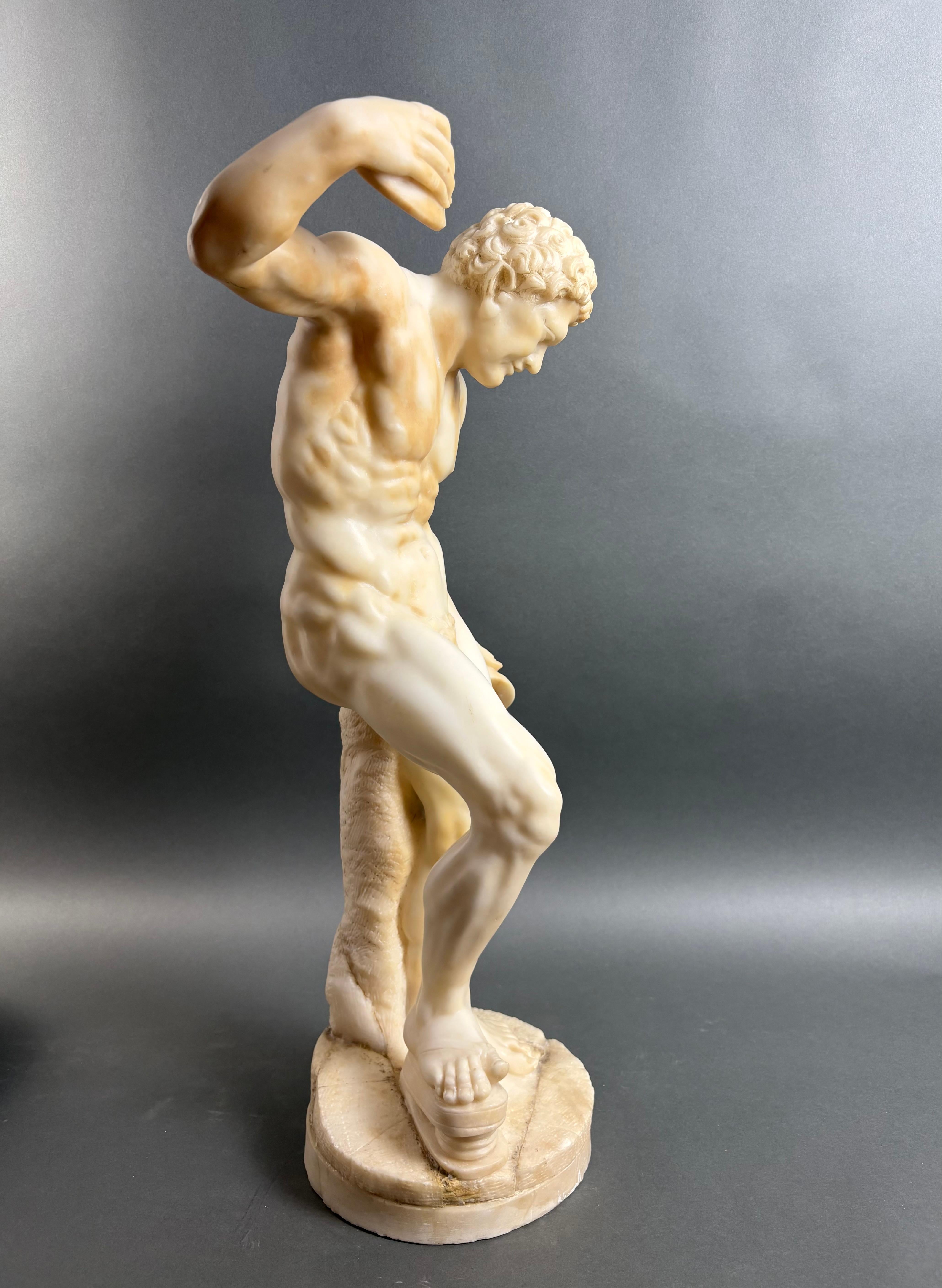 Grande Scultura in Alabastro  Satiro con Cimbali  Bottega Volterrana XIX secolo in vendita 3