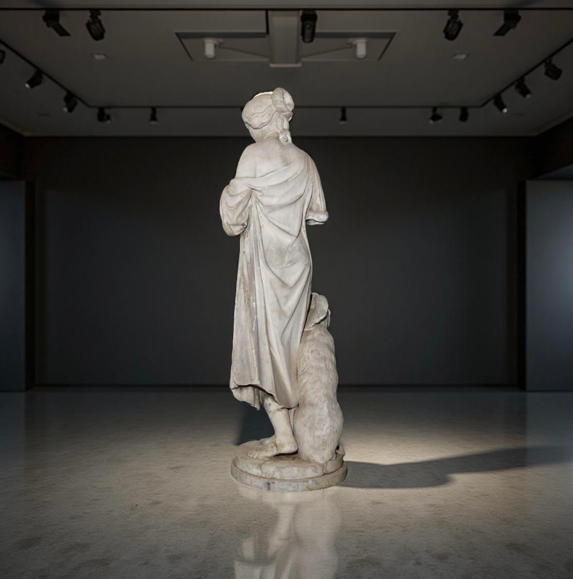 Impresionante escultura neoclásica en mármol de Carrara que representa la Alegoría de la amistad y la lealtad, segunda mitad del siglo XVIII.  
La escultura representa la Amistad como una doncella clásica envuelta en una gran túnica que deja un
