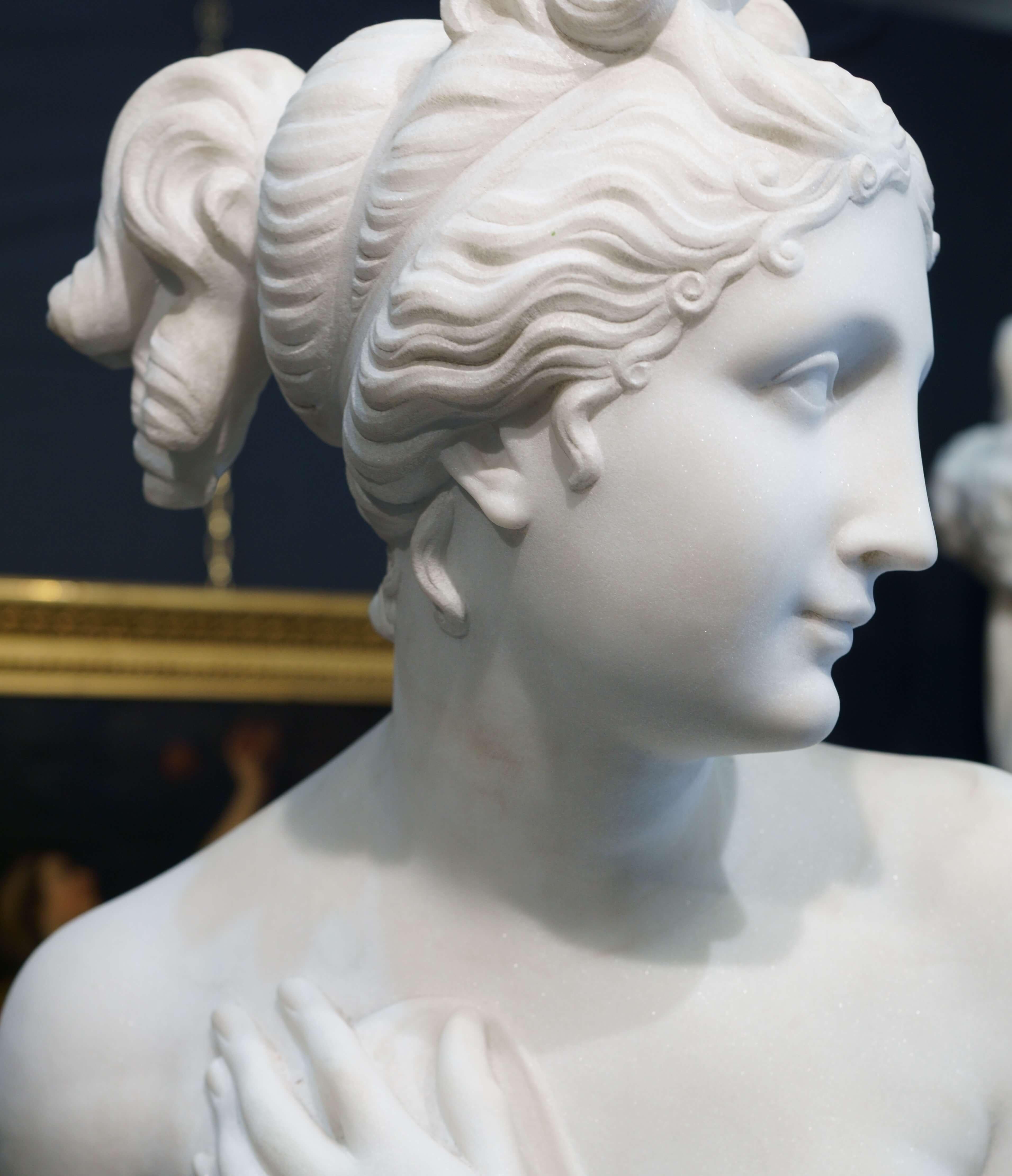 Venus Itálica, una imponente escultura de mármol blanco de Carrara procedente de un taller romano de mediados del siglo XIX.

Antonio Canova creó varias esculturas que representan a Venus. El primero se realizó como compensación por el traslado de