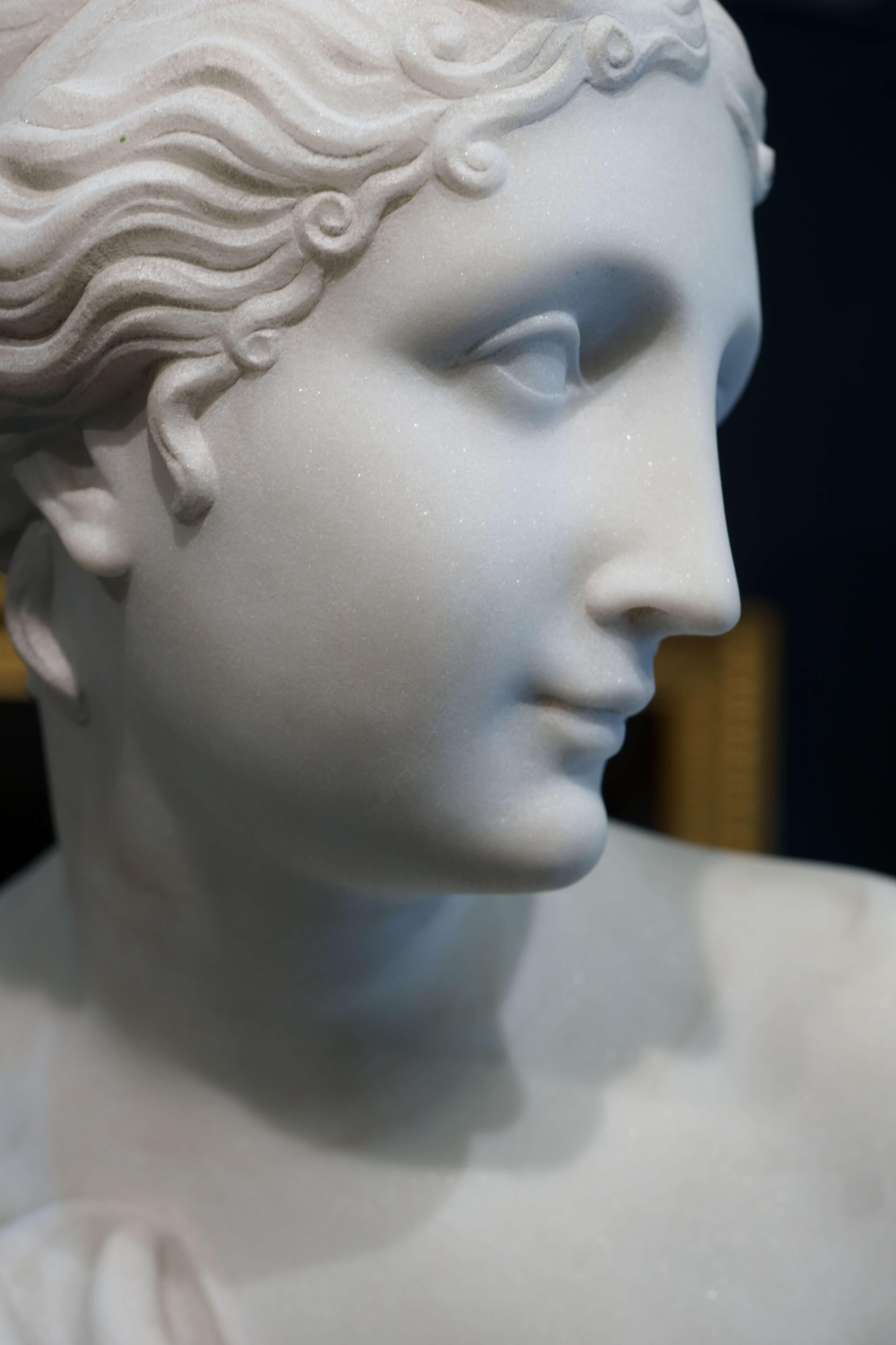 Gran escultura neoclásica de mármol blanco Venus Italica mediados del siglo XIX en venta 1
