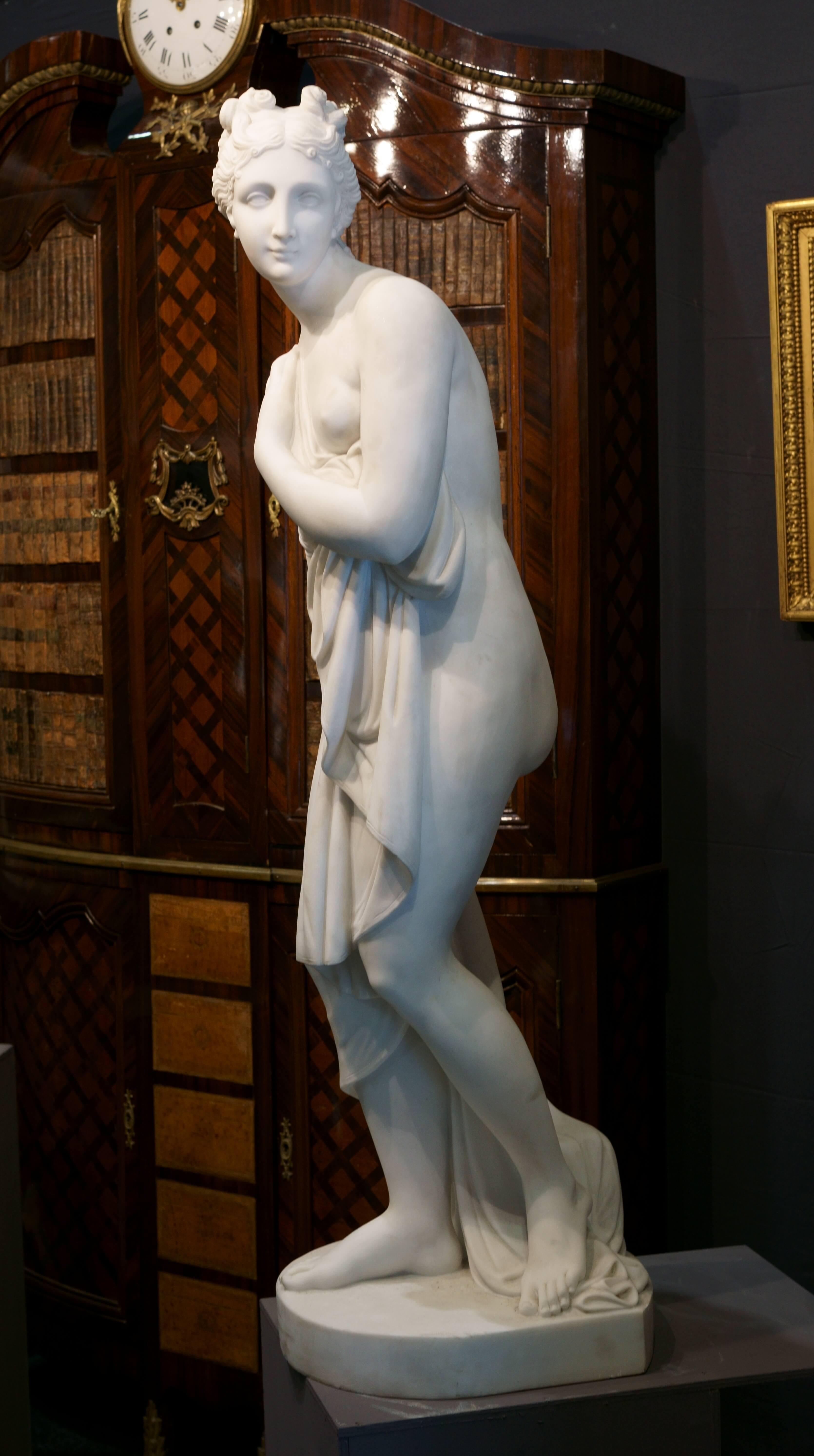 Gran escultura neoclásica de mármol blanco Venus Italica mediados del siglo XIX en venta 2
