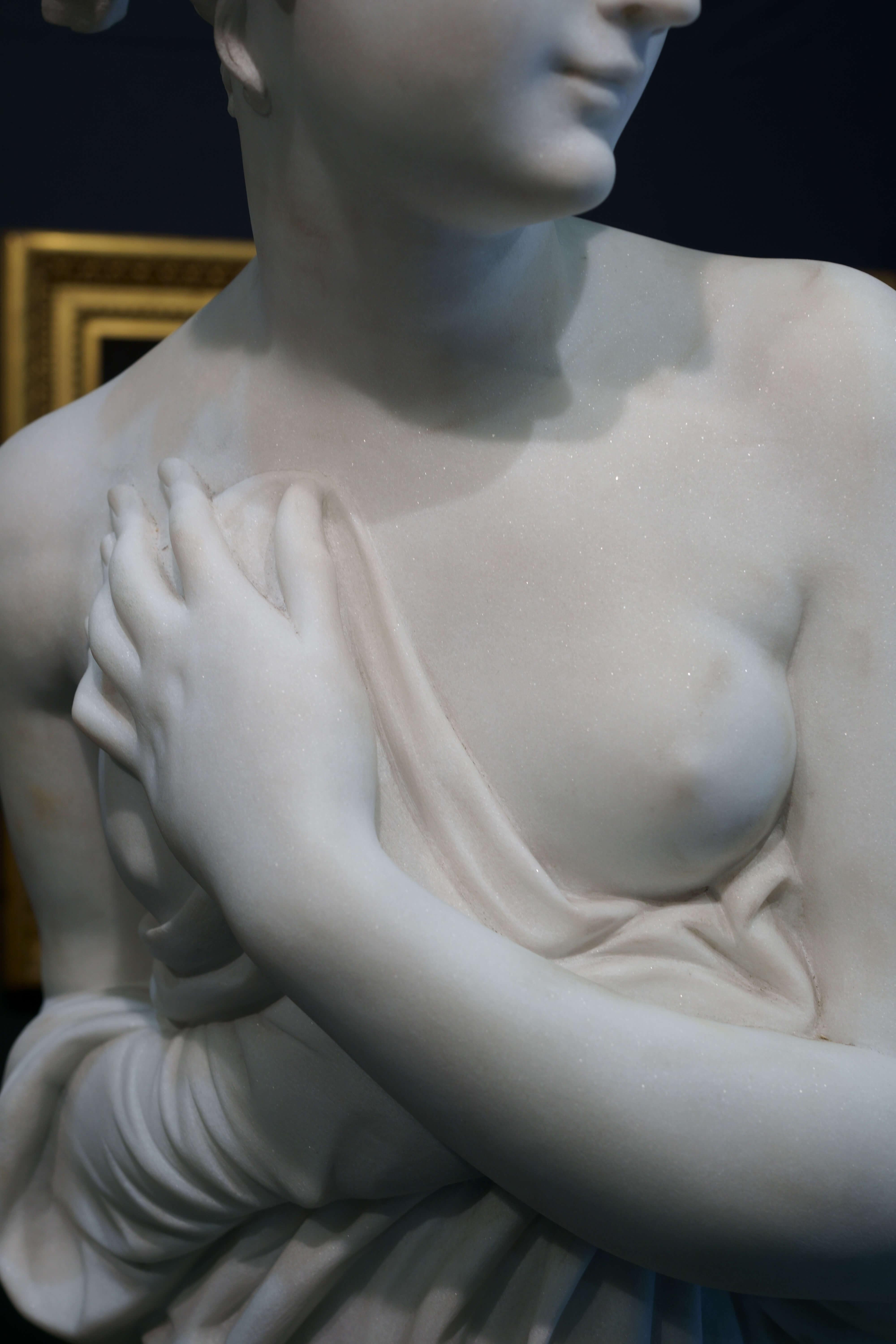 Gran escultura neoclásica de mármol blanco Venus Italica mediados del siglo XIX en venta 4