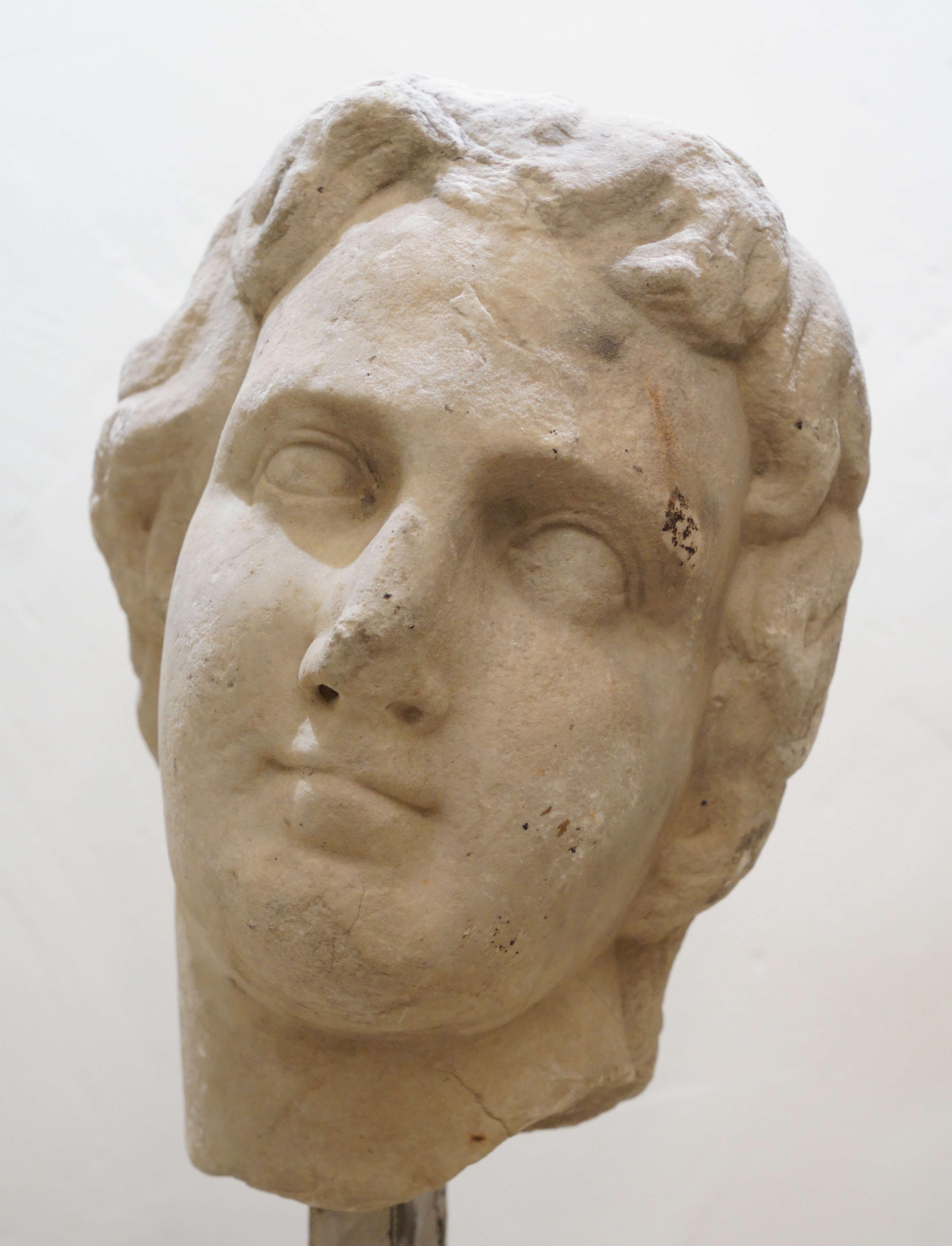 Grande Testa in Marmo bianco di Alessandro Magno Roma XVII secolo Scultura in vendita 3