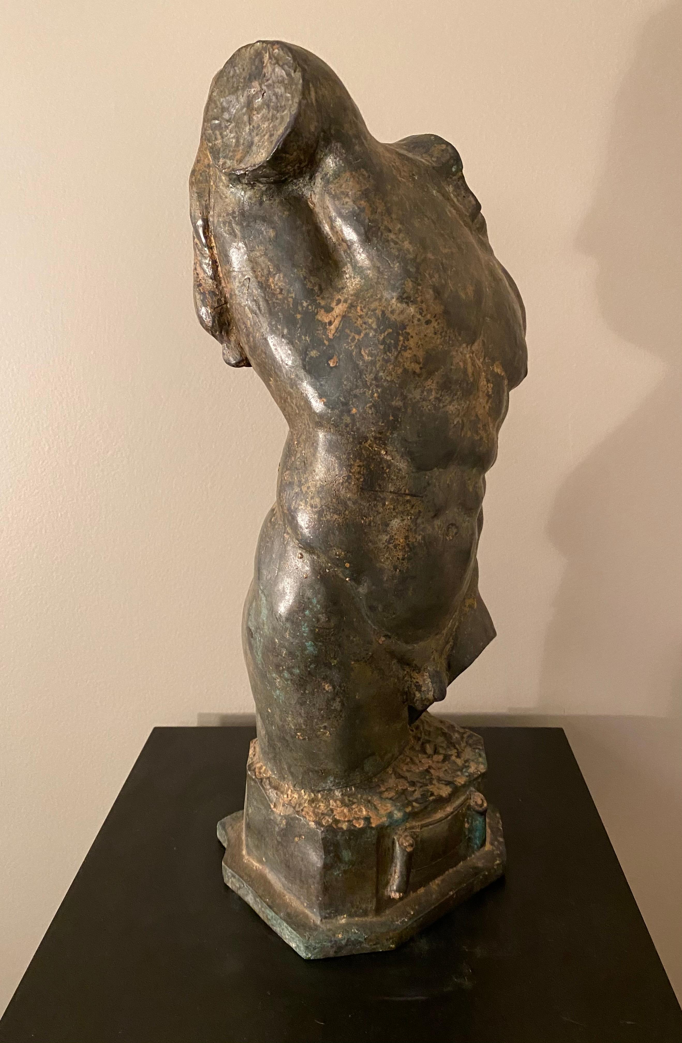 Griechisch-römischer Bronzetorso:: männlich:: nackt – Sculpture von Unknown