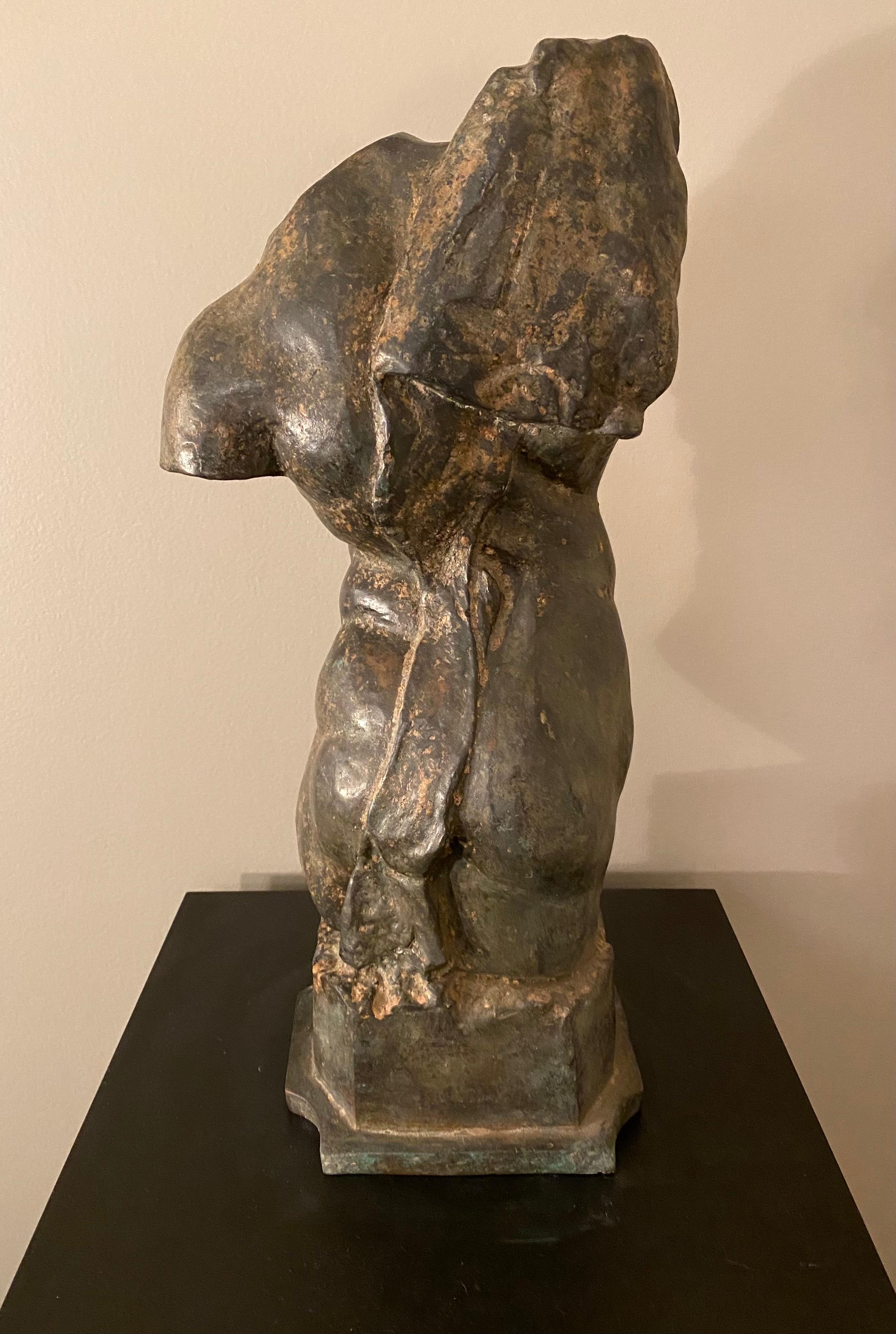 Ein griechisch-römischer männlicher Torso auf einem Sockel aus Bronze. In sehr gutem Zustand mit einer natürlichen leicht grünen Patina in der Nähe der Basis mit dem Alter.