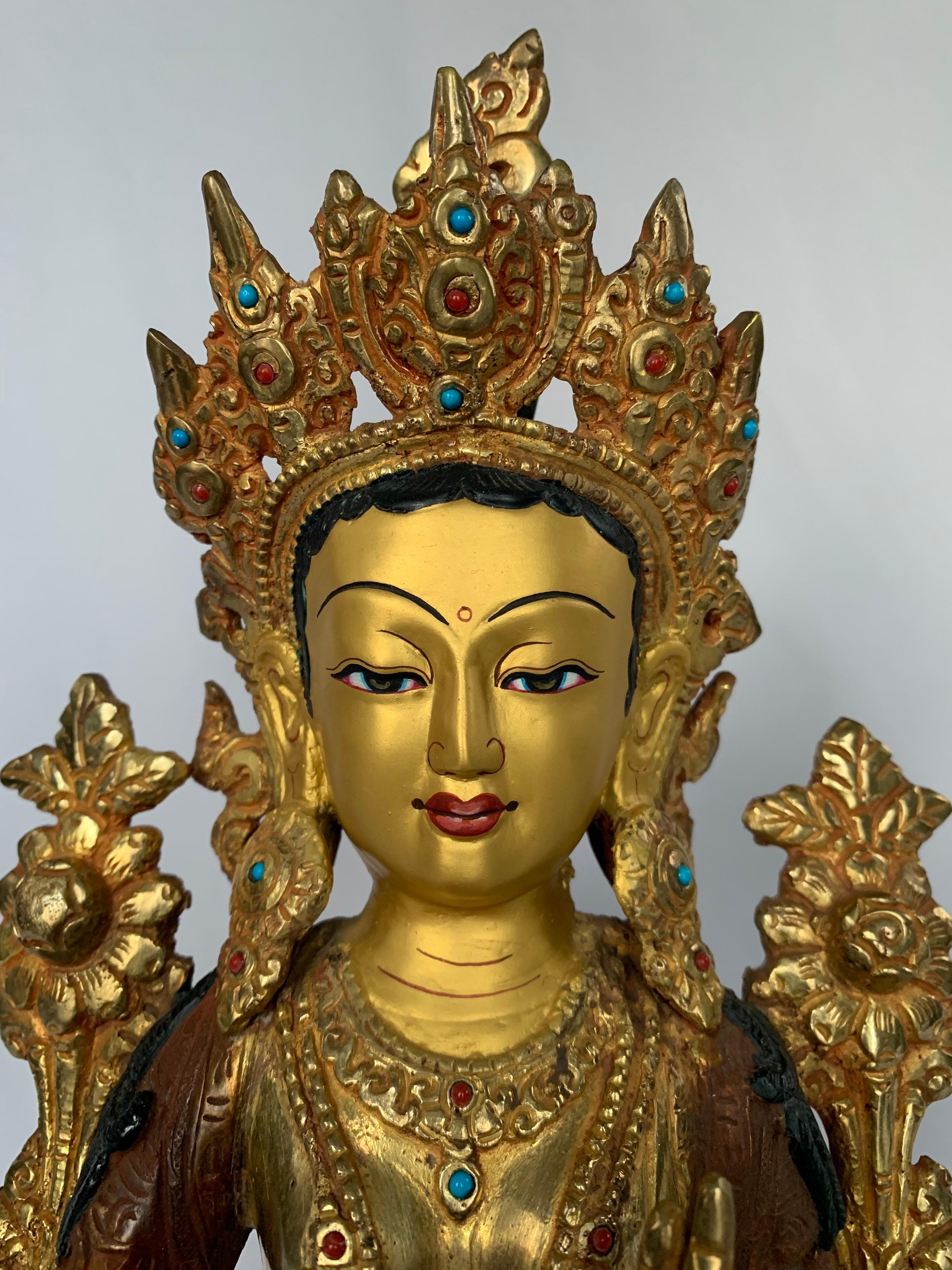 Statua di Tara verde da 12,5 pollici con oro 24 carati realizzata a mano con il processo a cera persa in vendita 2