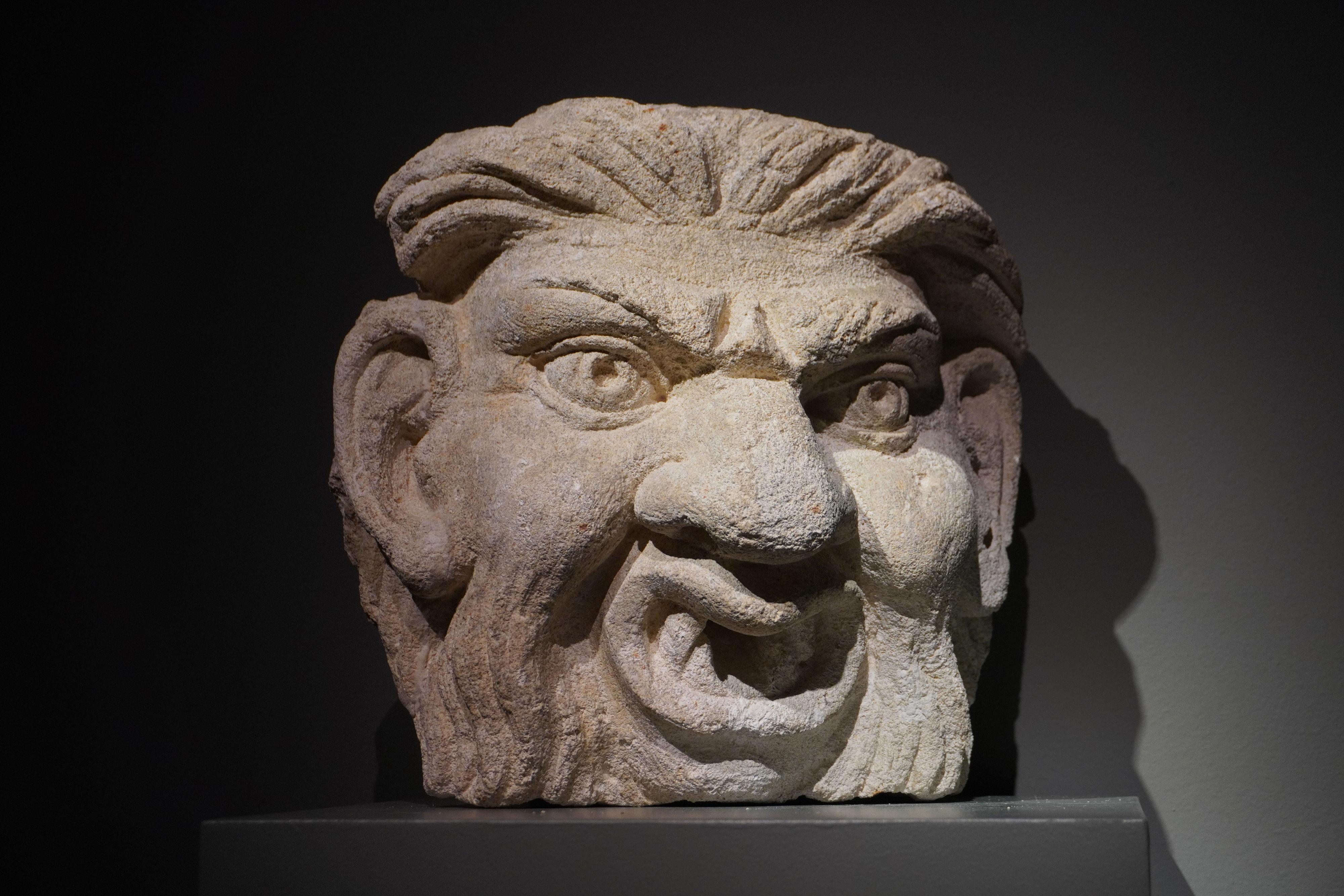 GROTESQUE MASK

Italy, 15h Century
stone
30 x 31 x 20 cm
11 3/4 x 12 1/4 x 7 3/4 in